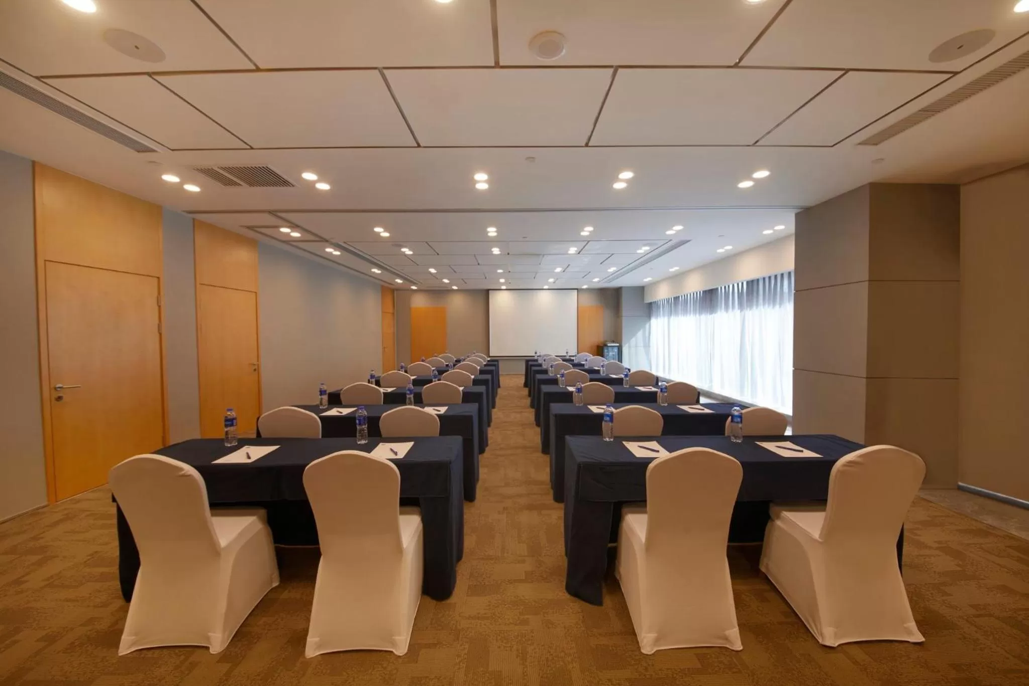 Meeting/conference room in Holiday Inn Express Zhengzhou Zhengdong by IHG