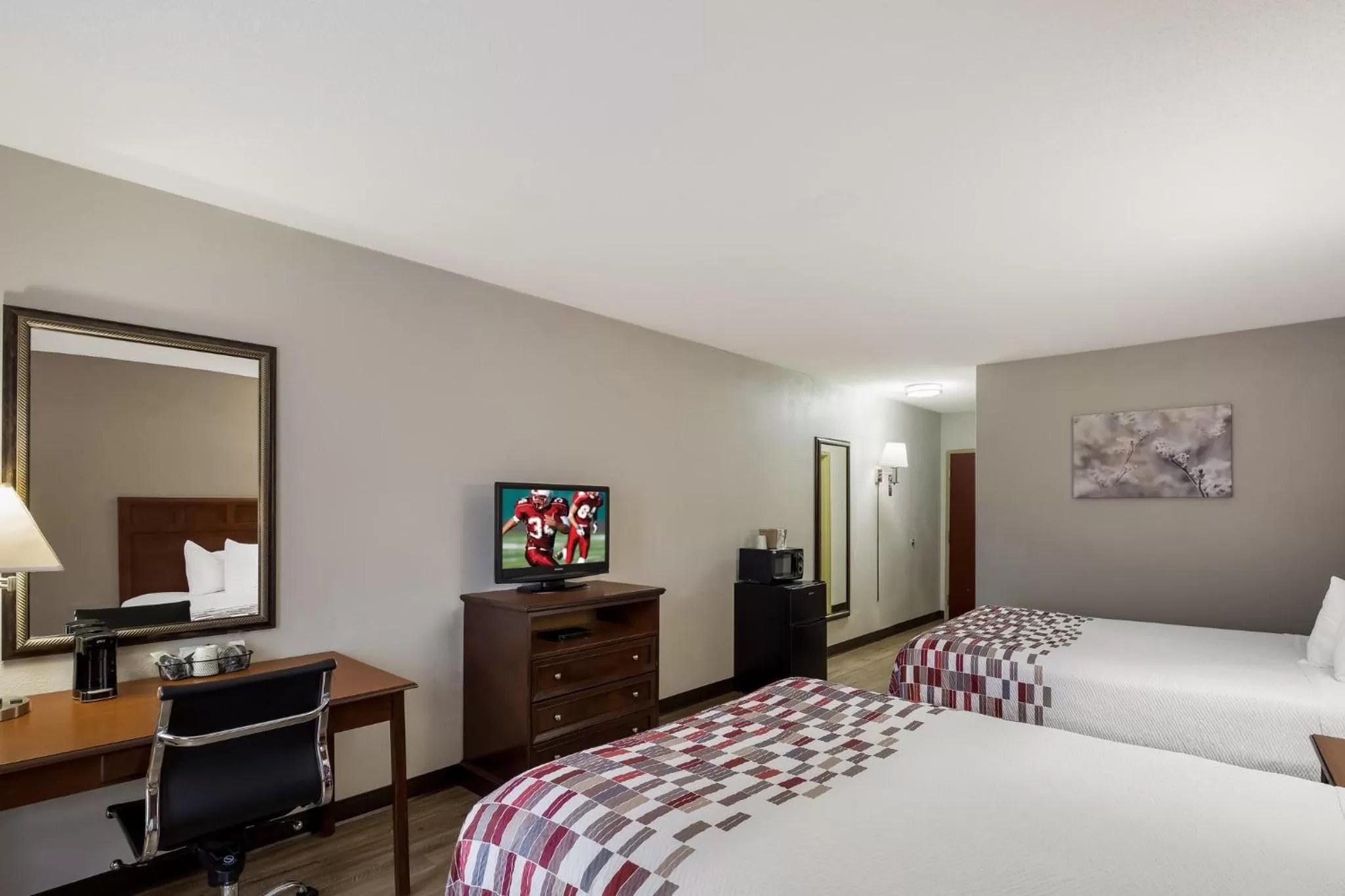 Photo of the whole room, Bed in Red Roof Inn & Suites Bloomsburg - Mifflinville