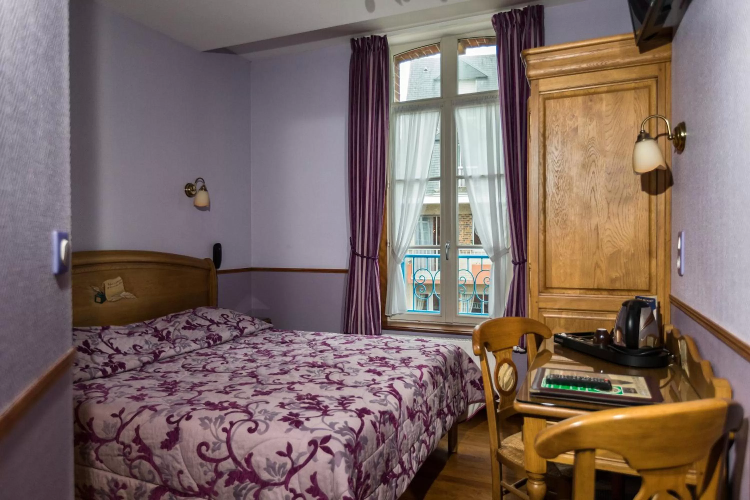 Bed in Hôtel De Calais