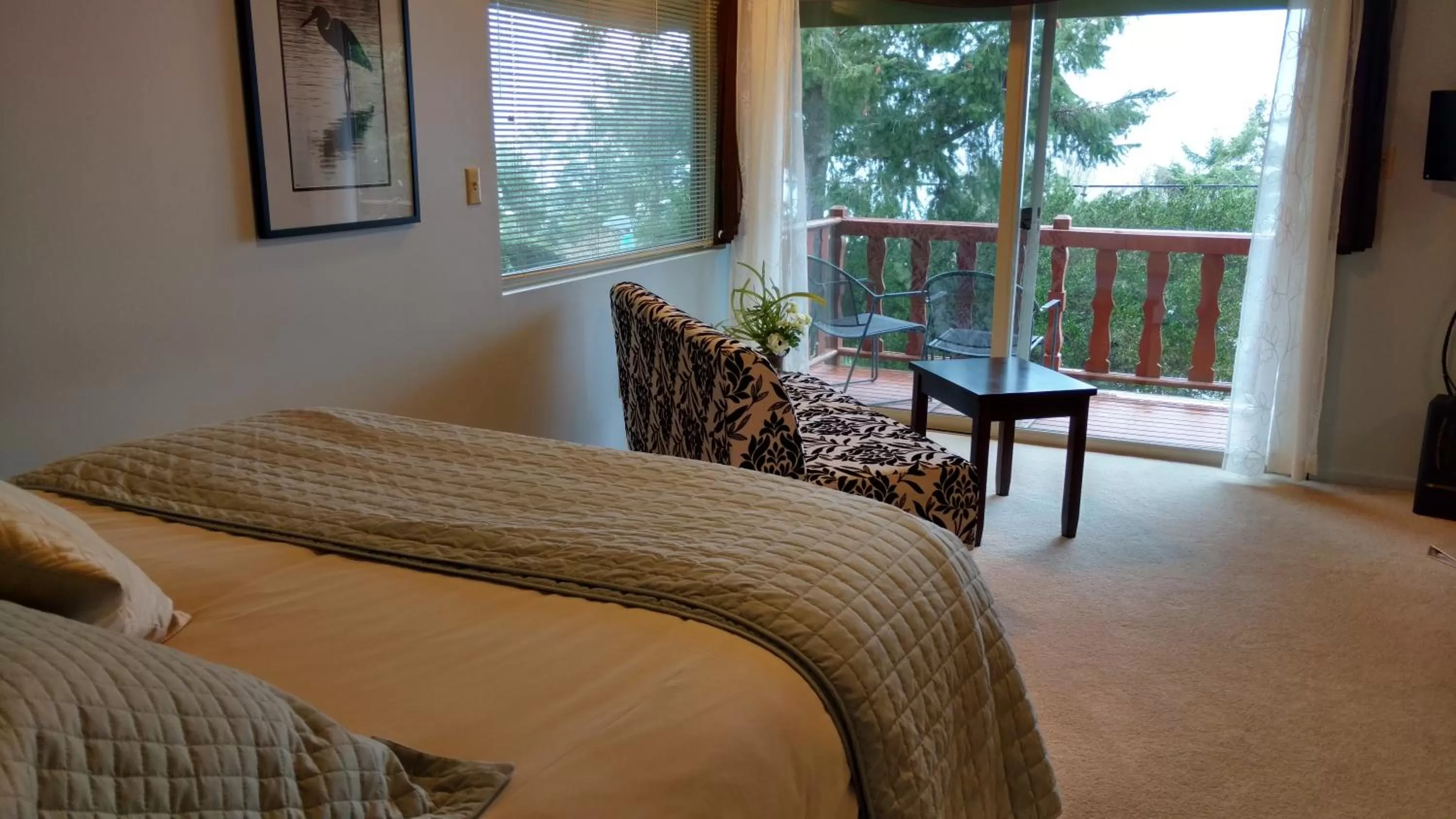 Bed in Greenhouse Inn by the Bay