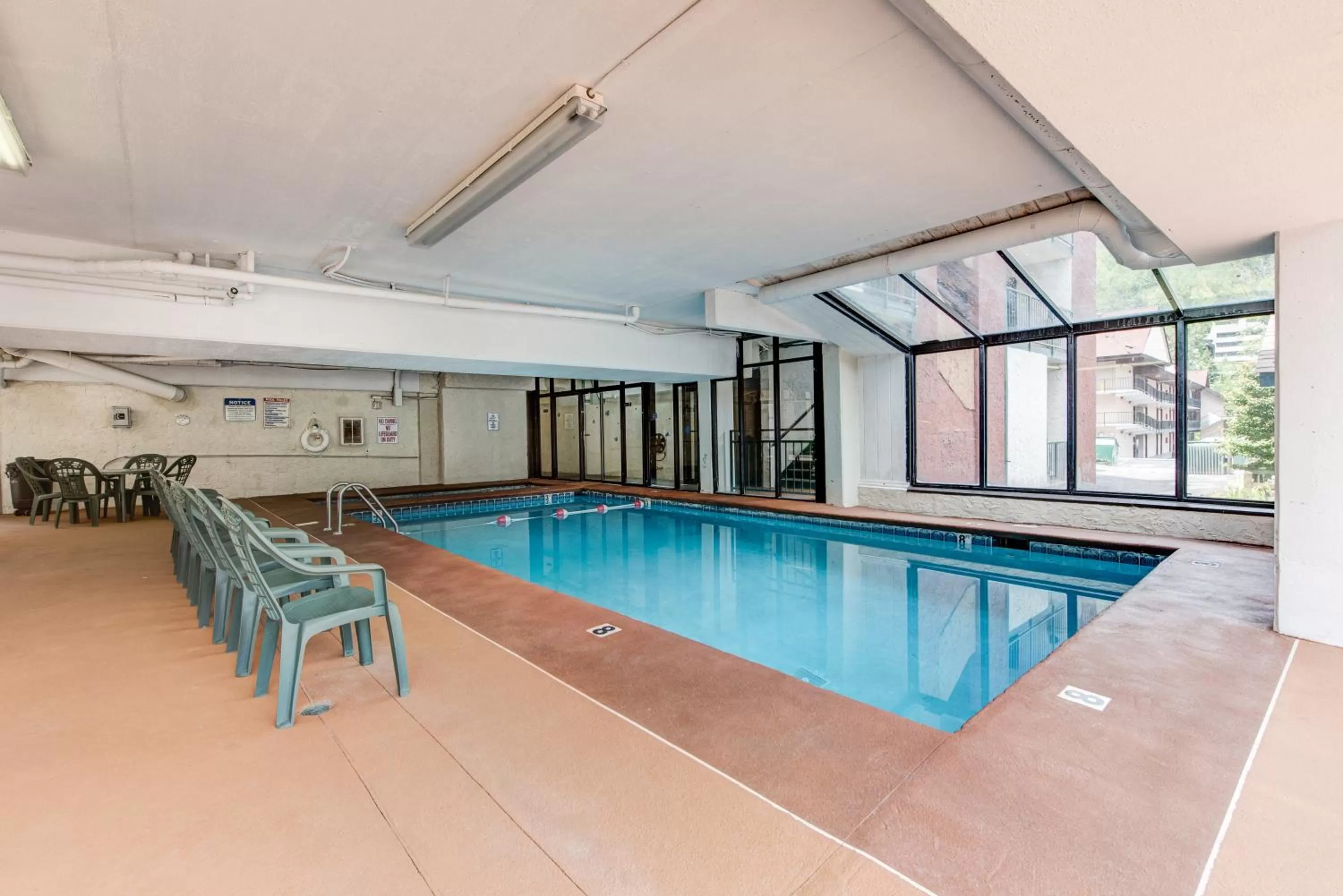 Swimming pool in Oak Square Rentals