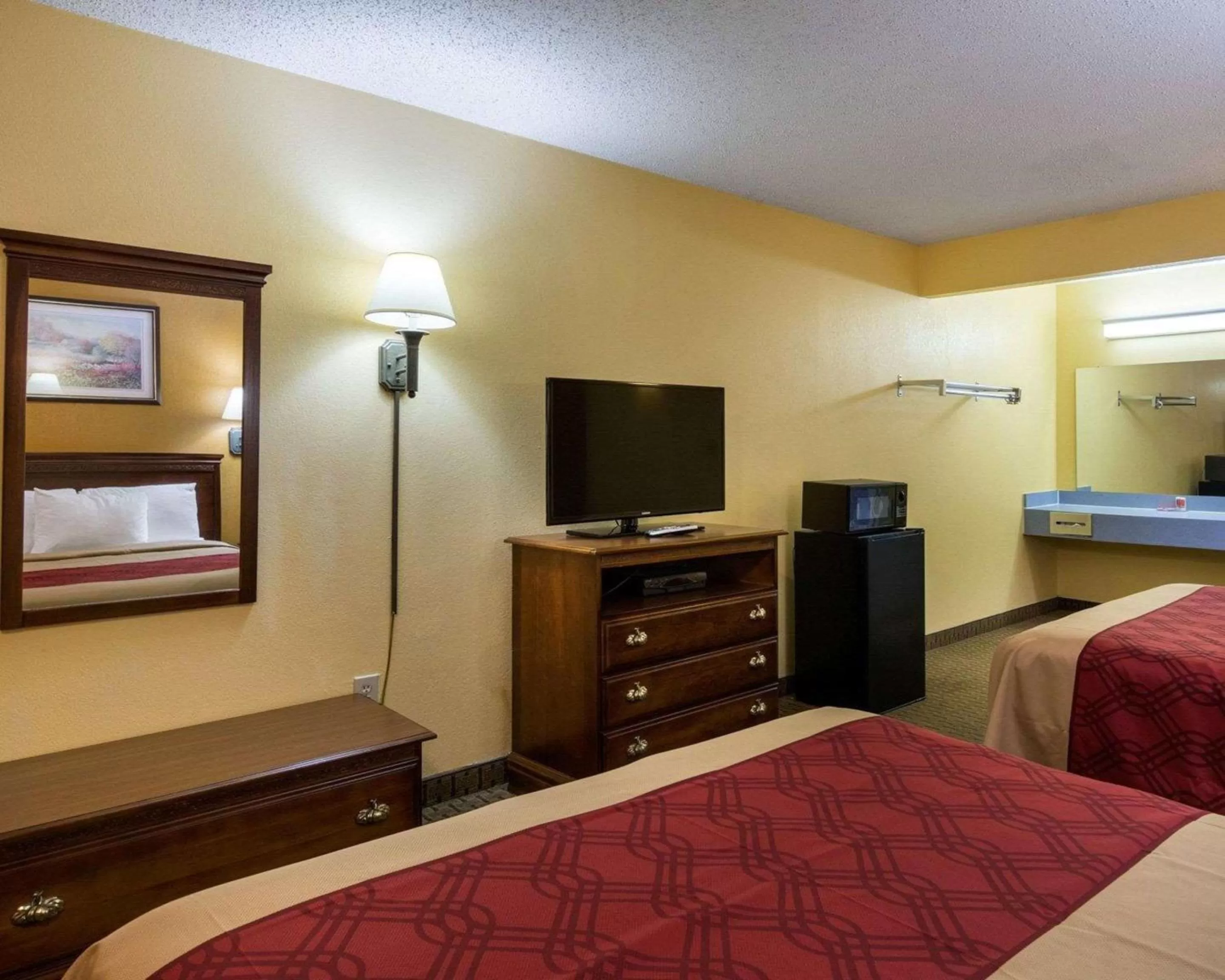 Photo of the whole room, Bed in Econo Lodge Fredericksburg near I-95