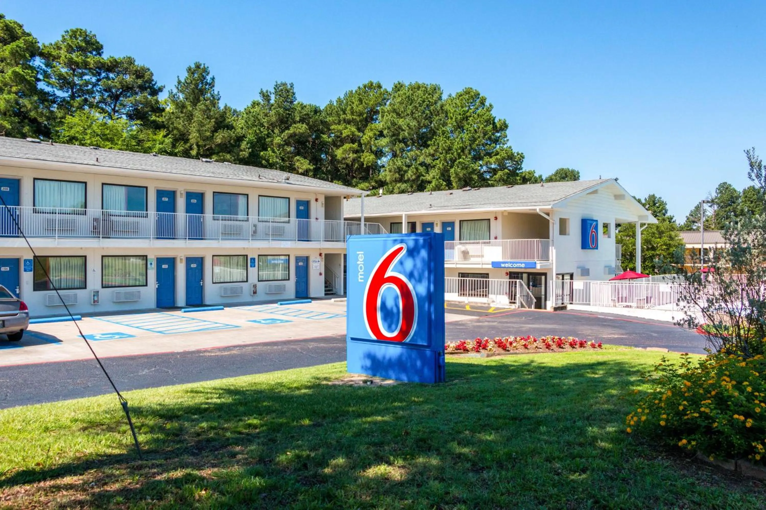 Property building in Motel 6-Longview, TX