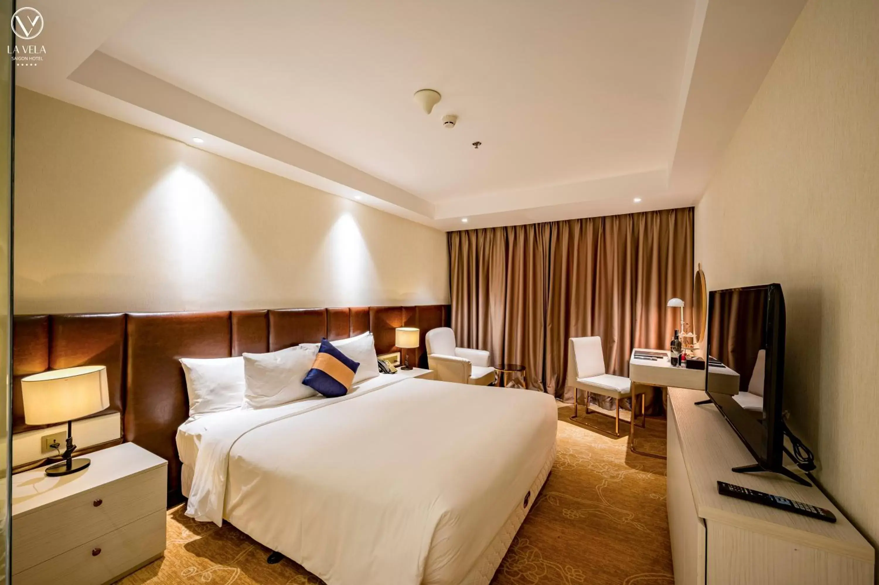 Deluxe Double Room in La Vela Saigon Hotel Deluxe Double Room in La Vela Saigon Hotel