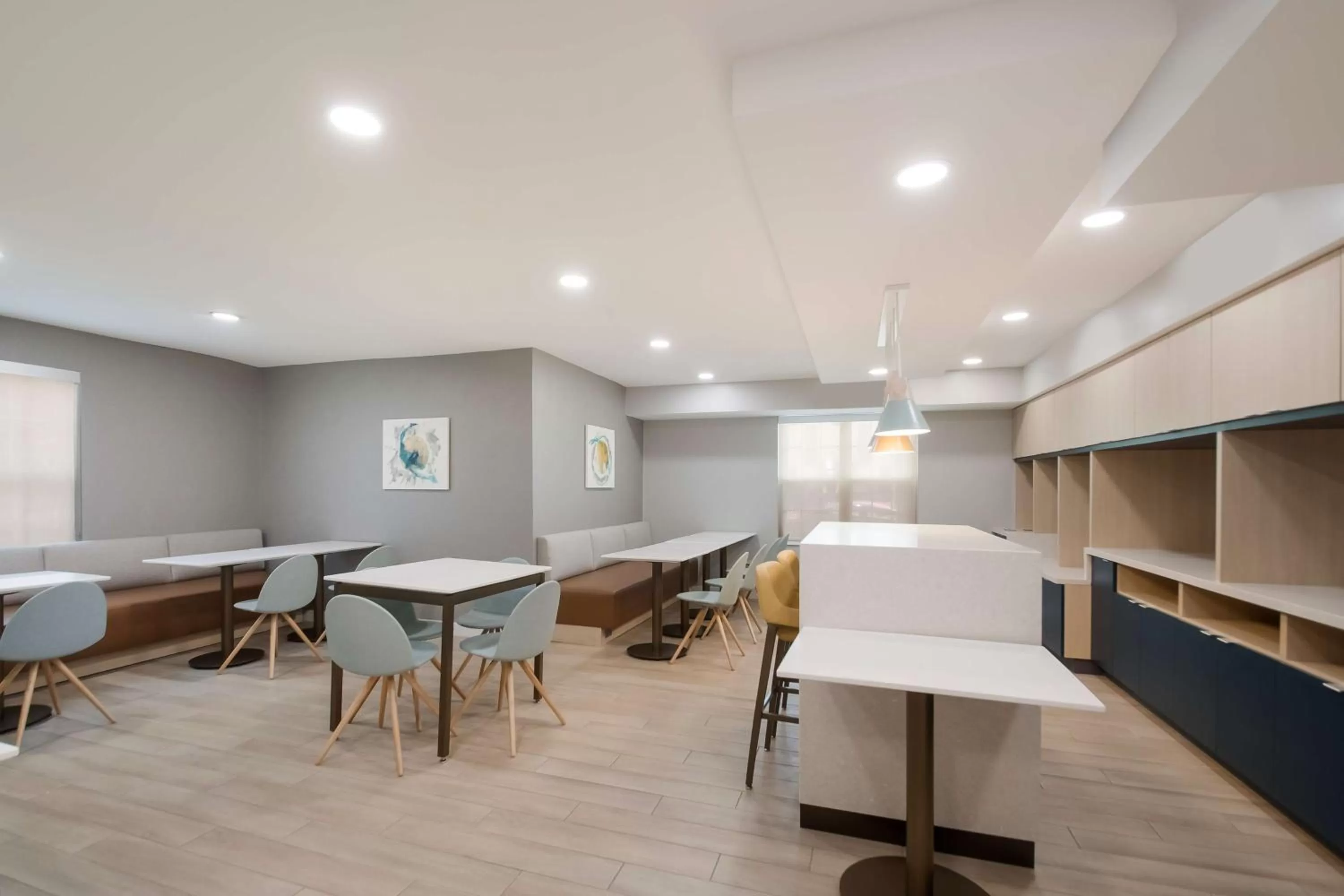 Lobby or reception in Sonesta Simply Suites Falls Church