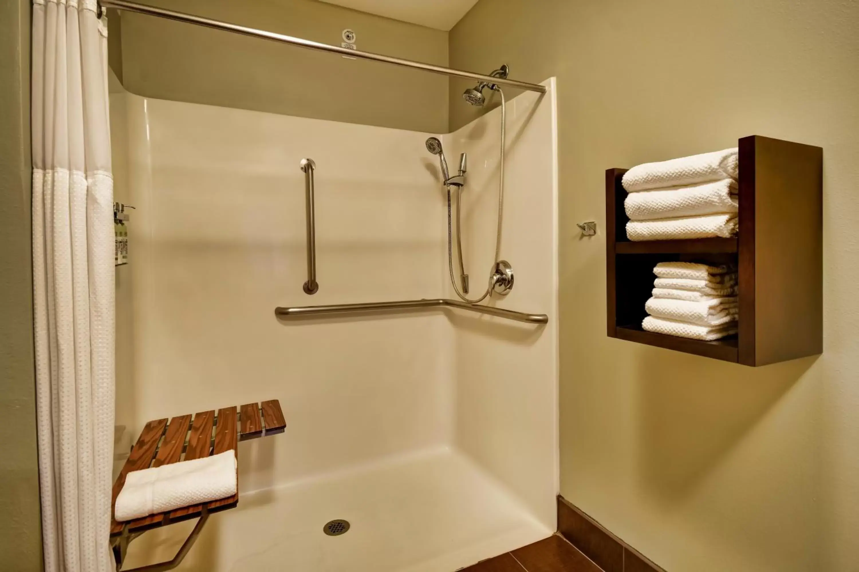 One-Bedroom Queen Suite - Mobility Accessible Roll-In Shower in Staybridge Suites Middleton/Madison-West by IHG One-Bedroom Queen Suite - Mobility Accessible Roll-In Shower in Staybridge Suites Middleton/Madison-West by IHG
