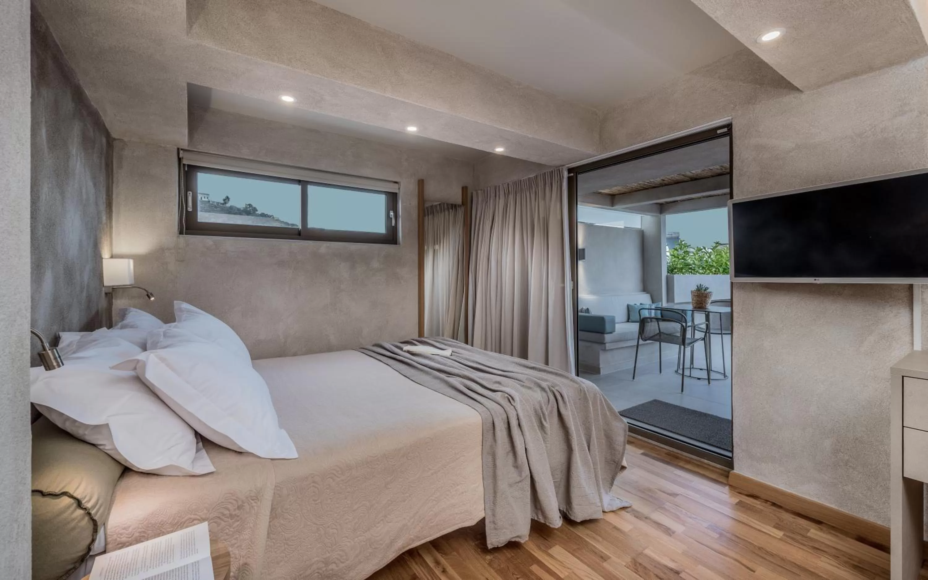 Photo of the whole room, Bed in Phoenix Hotel