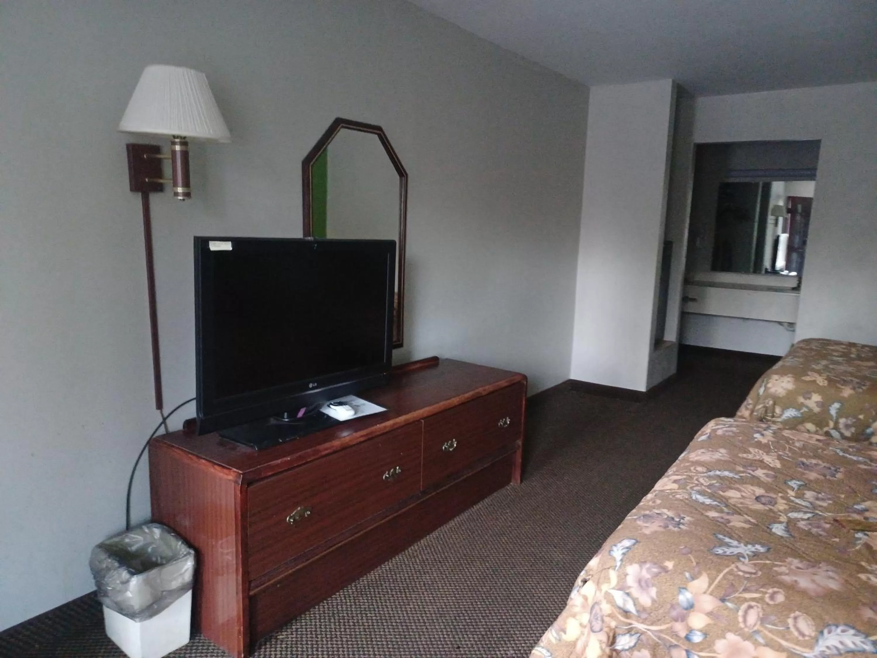 TV and multimedia, Bed in America's Best Value Inn Clarksdale