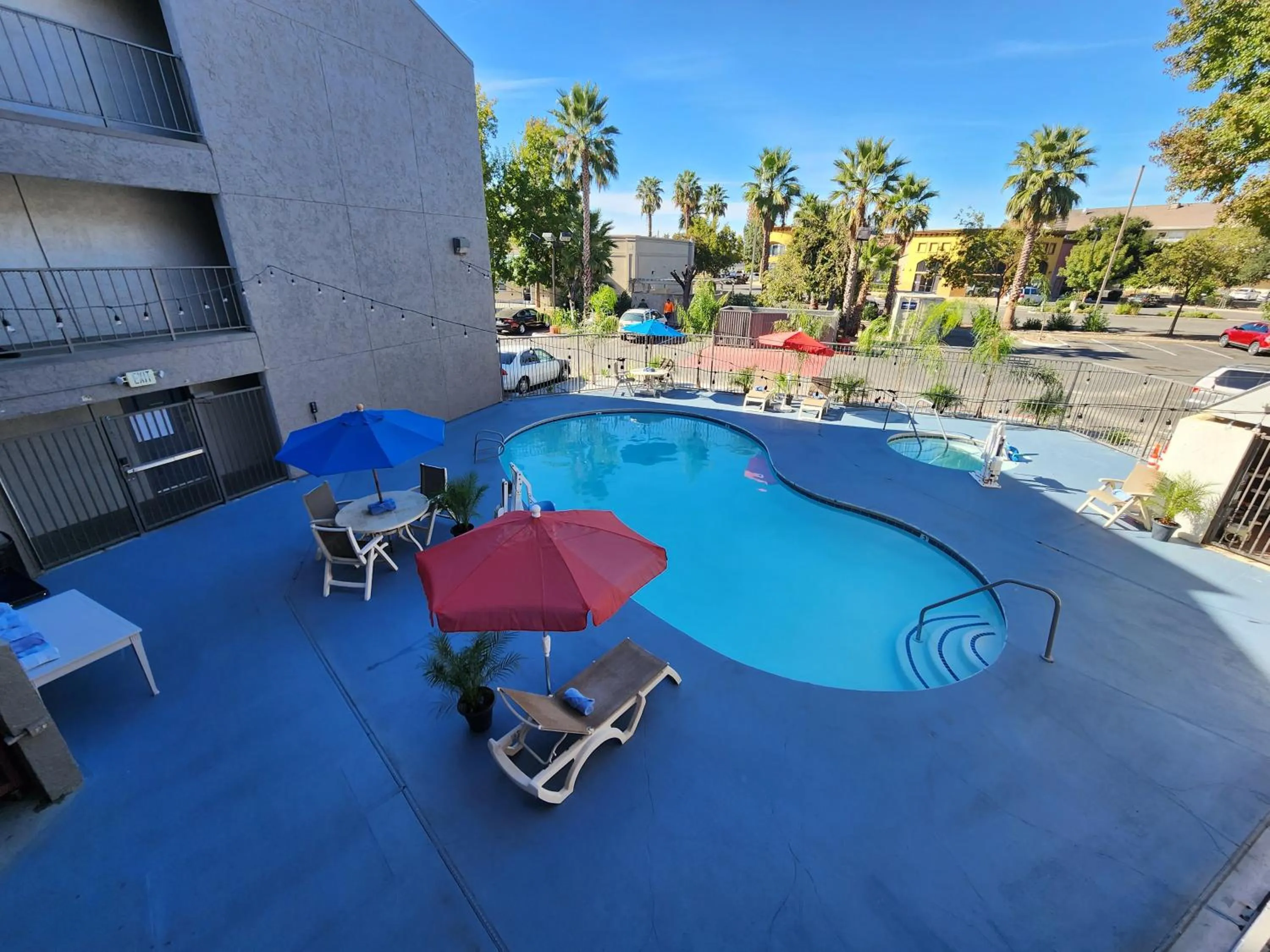 Swimming pool in Studio 6 Sacramento, CA Natomas