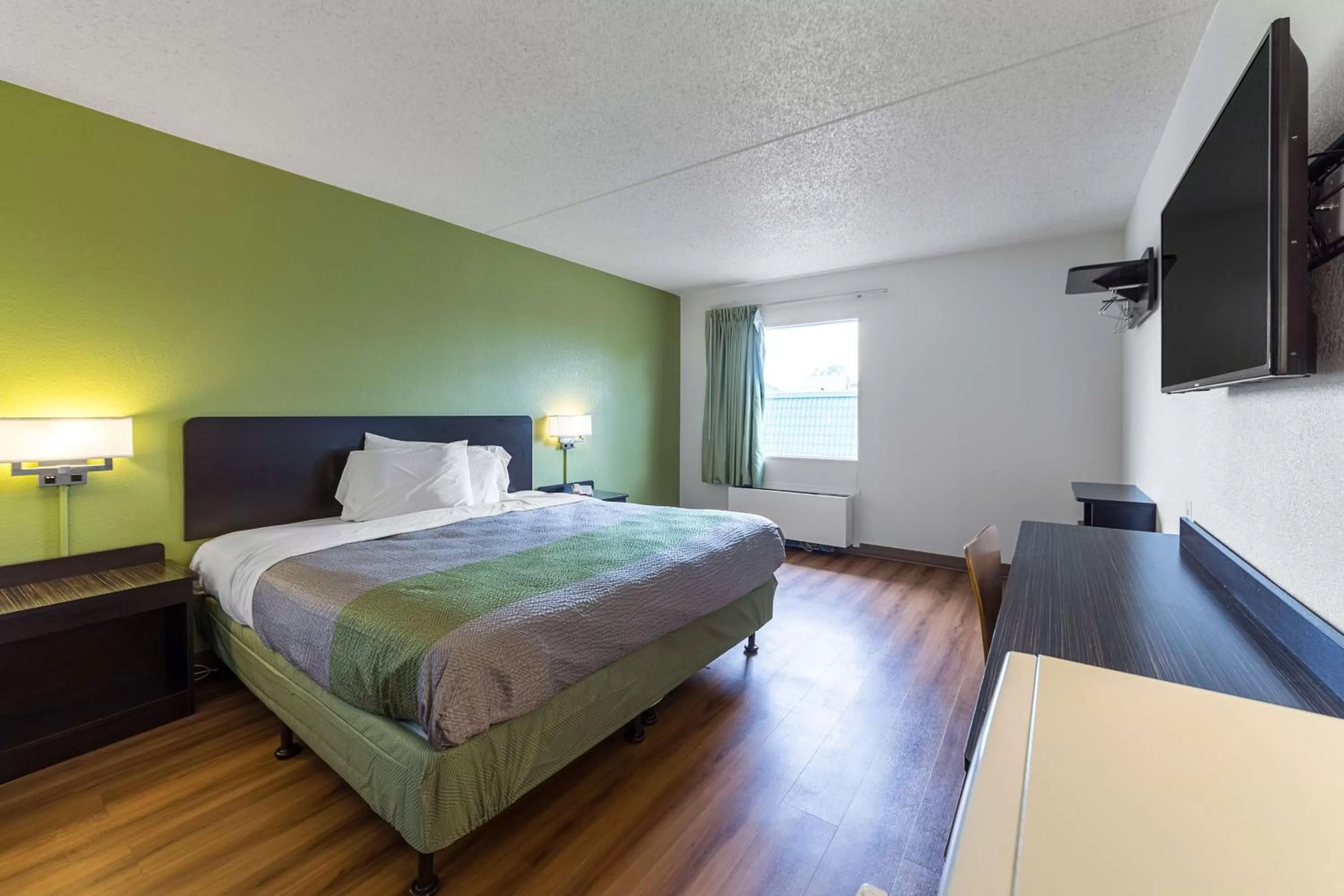 Photo of the whole room, Bed in Motel 6-Warminster, PA