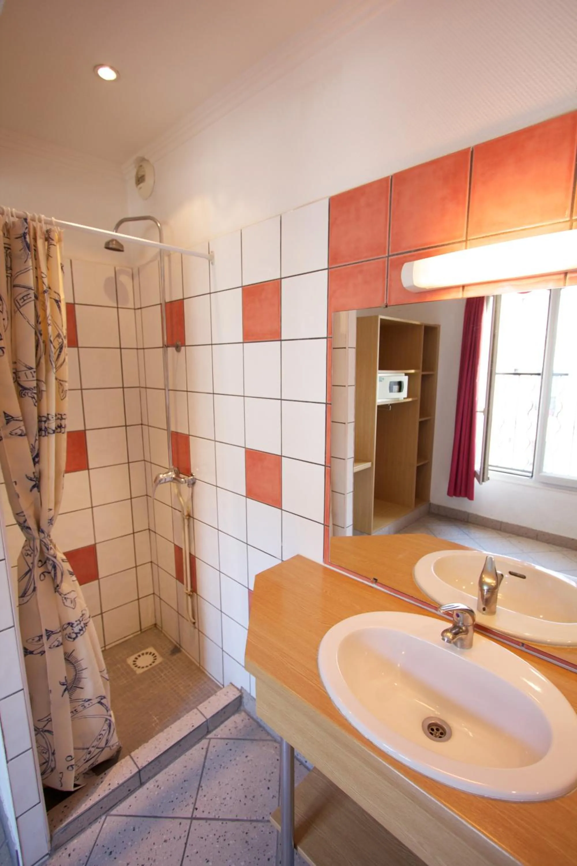 Bathroom in Auberge Internationale des Jeunes