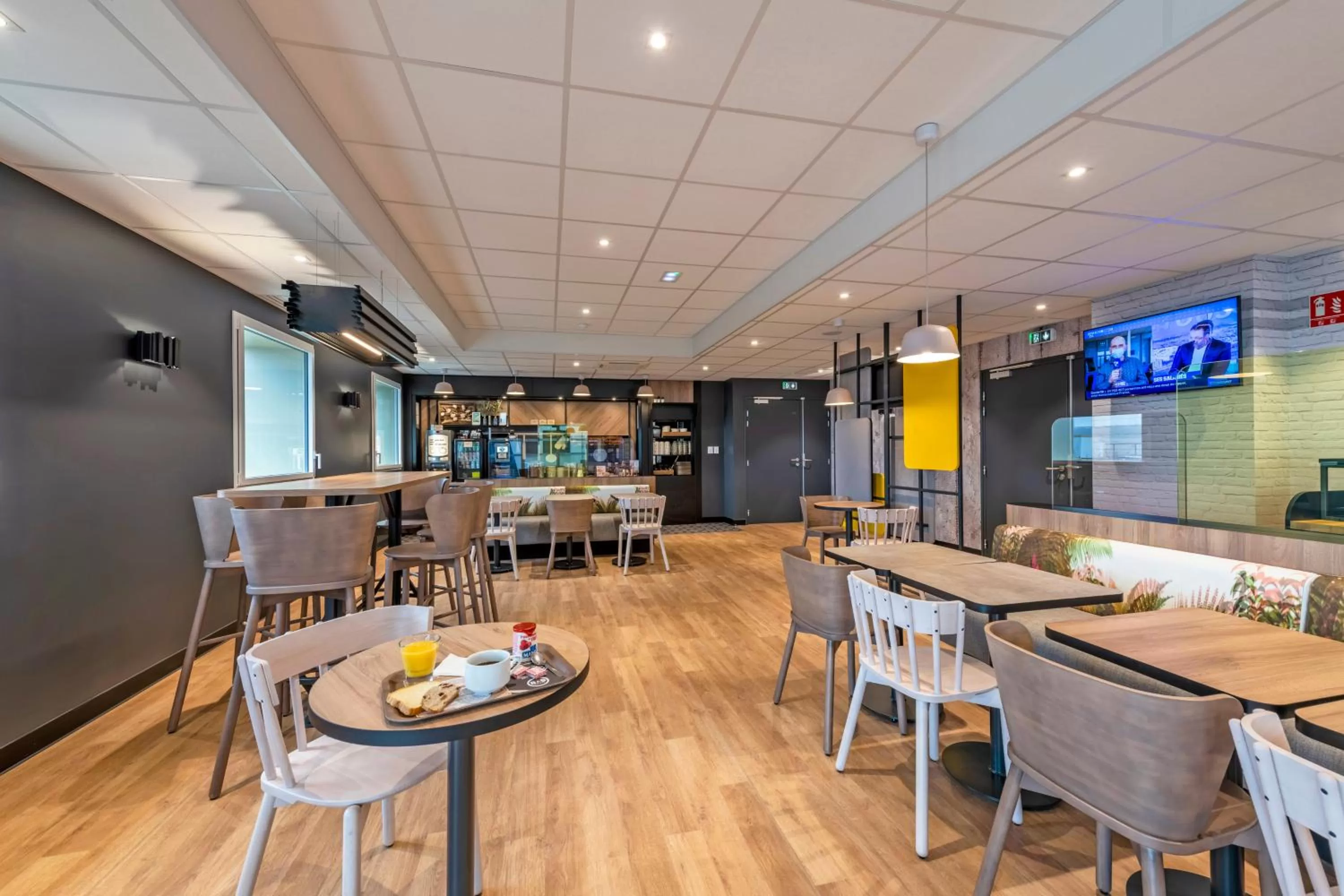 Buffet breakfast in B&B HOTEL Brest Centre Port de Commerce