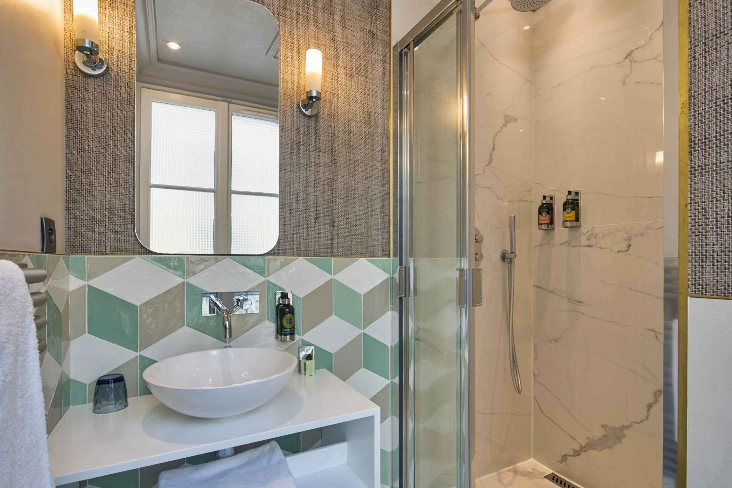 Bathroom in Le Robinet d'Or Paris Canal Saint Martin