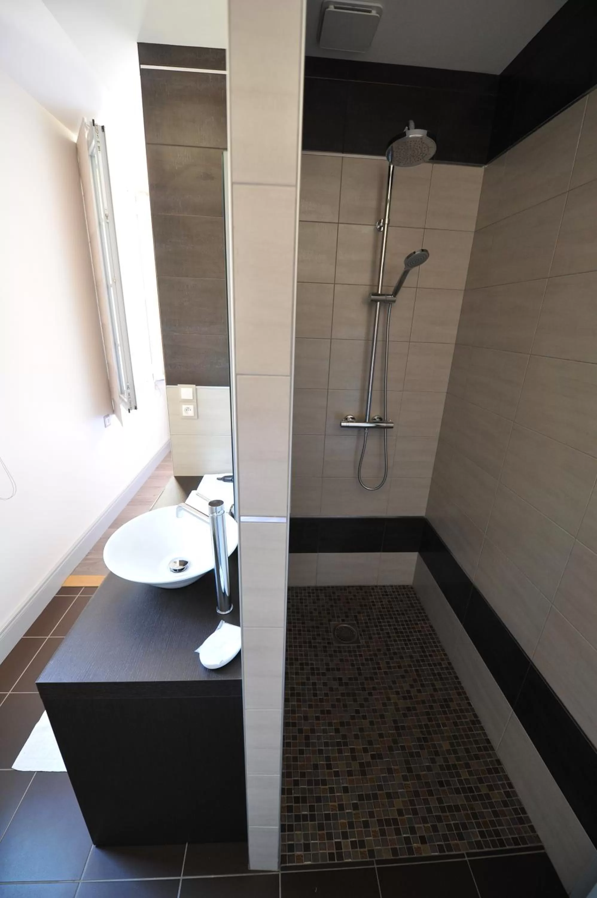 Bathroom in Logis- Hôtel Spa Restaurant l'Epicurial