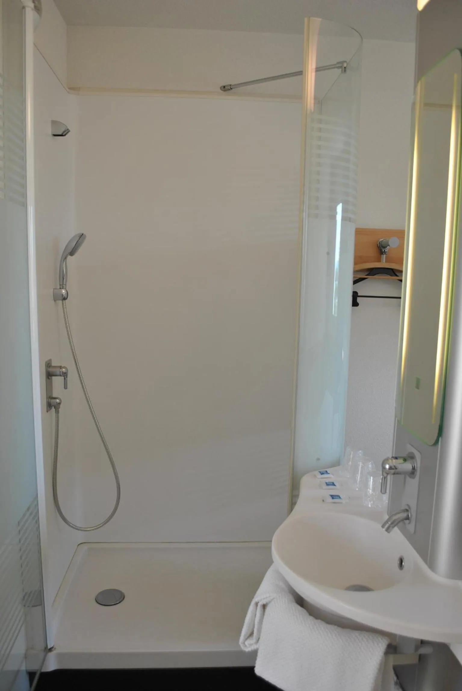 Shower in ibis budget Loriol Le Pouzin
