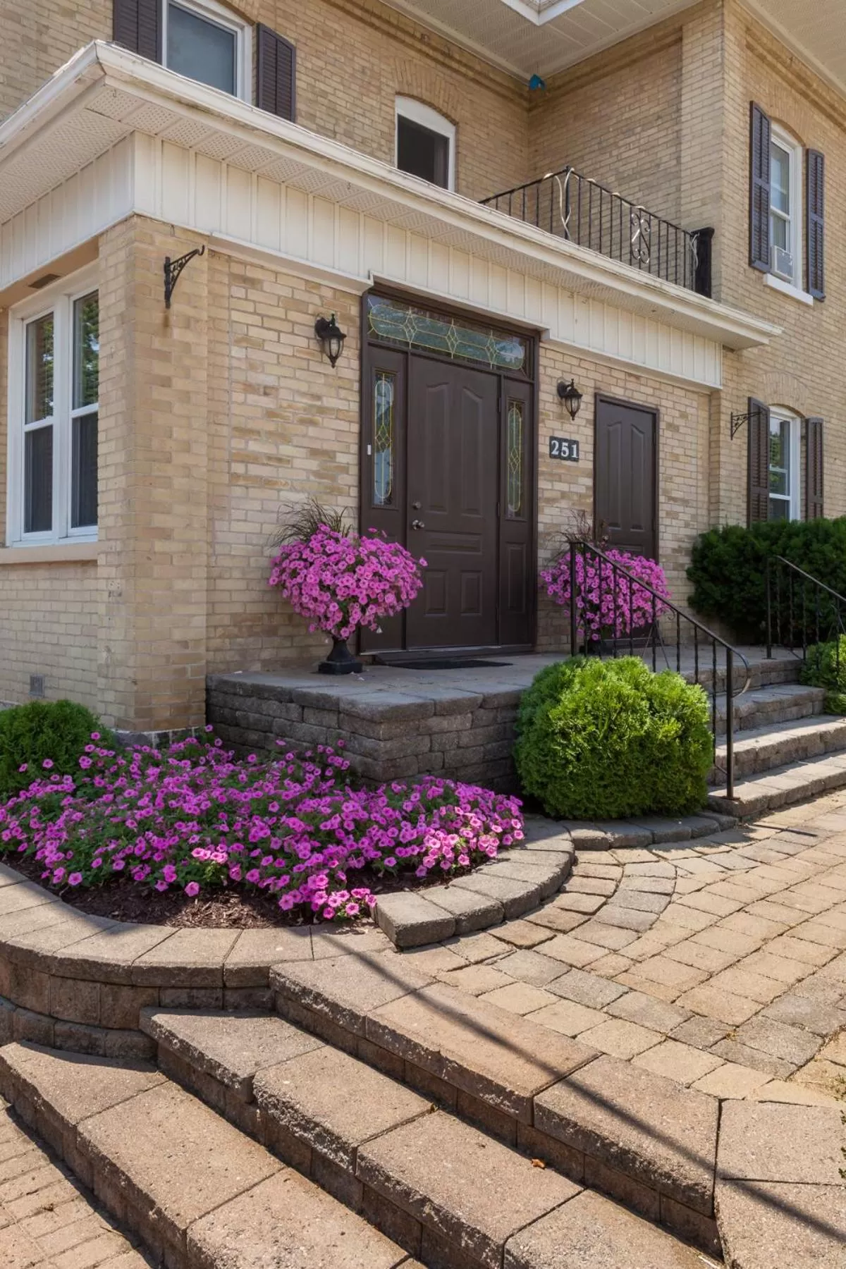 Facade/entrance in Kent Inn