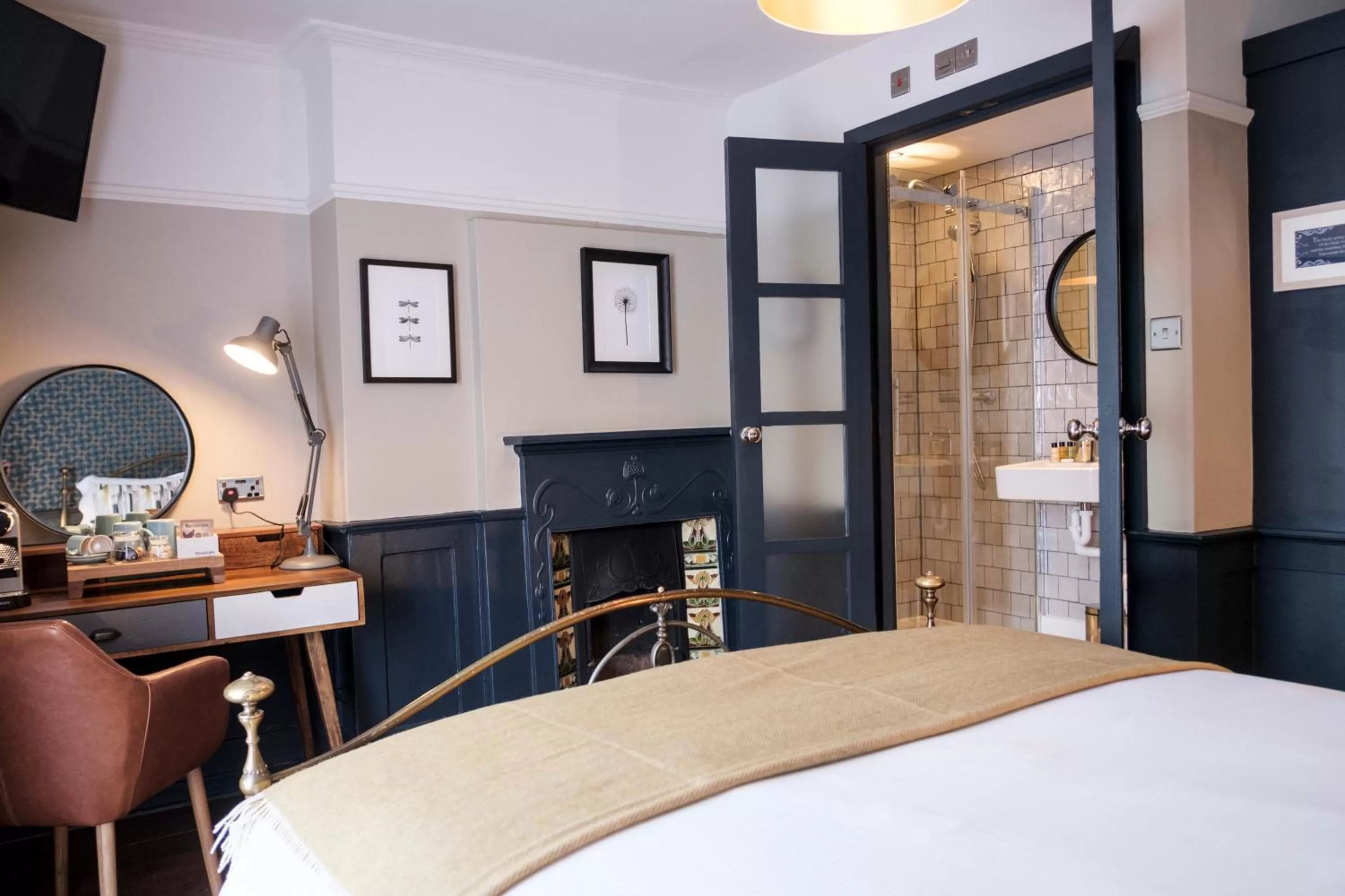 Photo of the whole room, Bed in The Swan Hotel