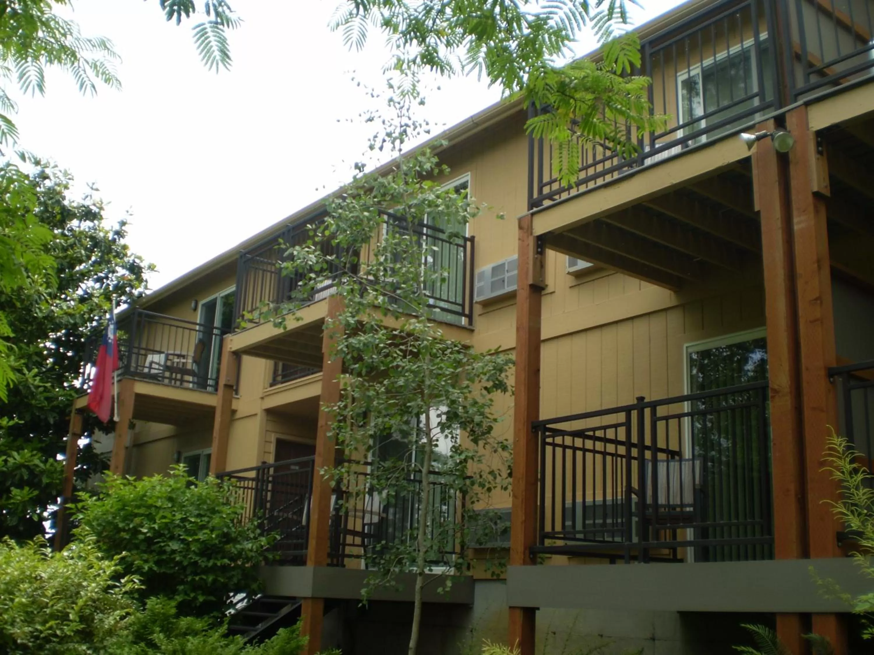 Facade/entrance in Lewis River Inn