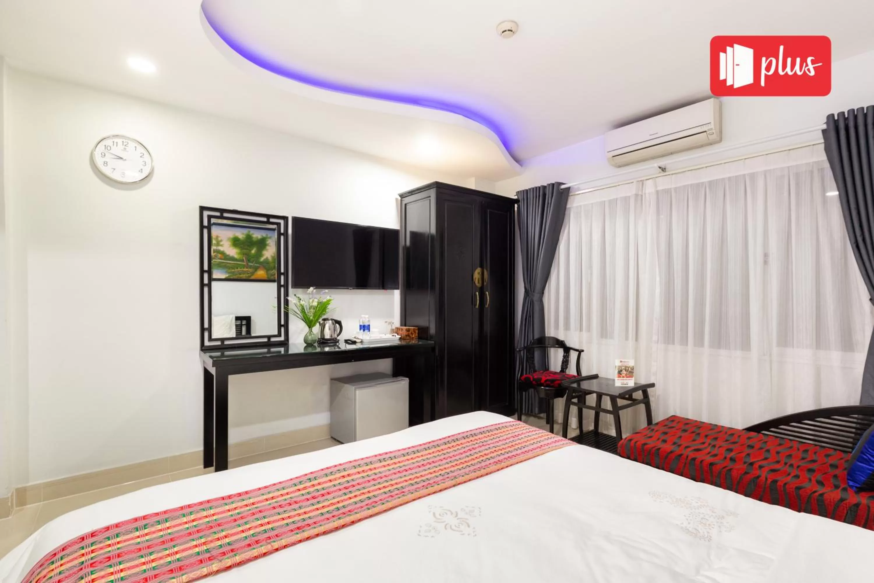 Photo of the whole room, Bed in Saigon Pink Hotel