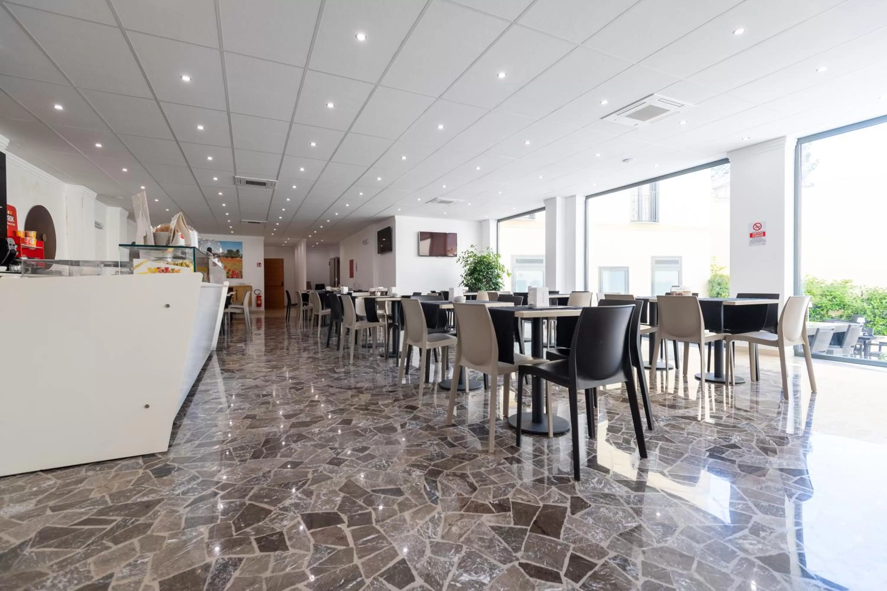 Restaurant/places to eat in Hotel Auditorium