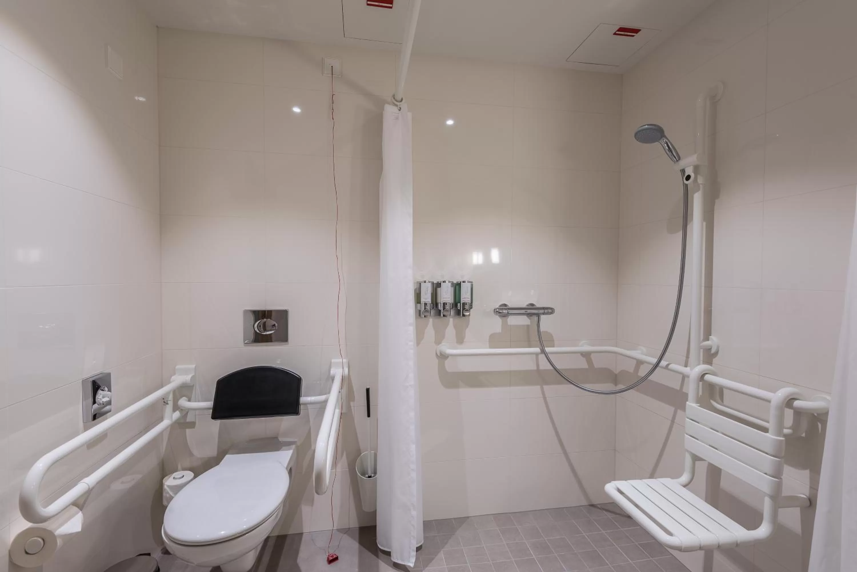 Shower in Hampton By Hilton Freiburg