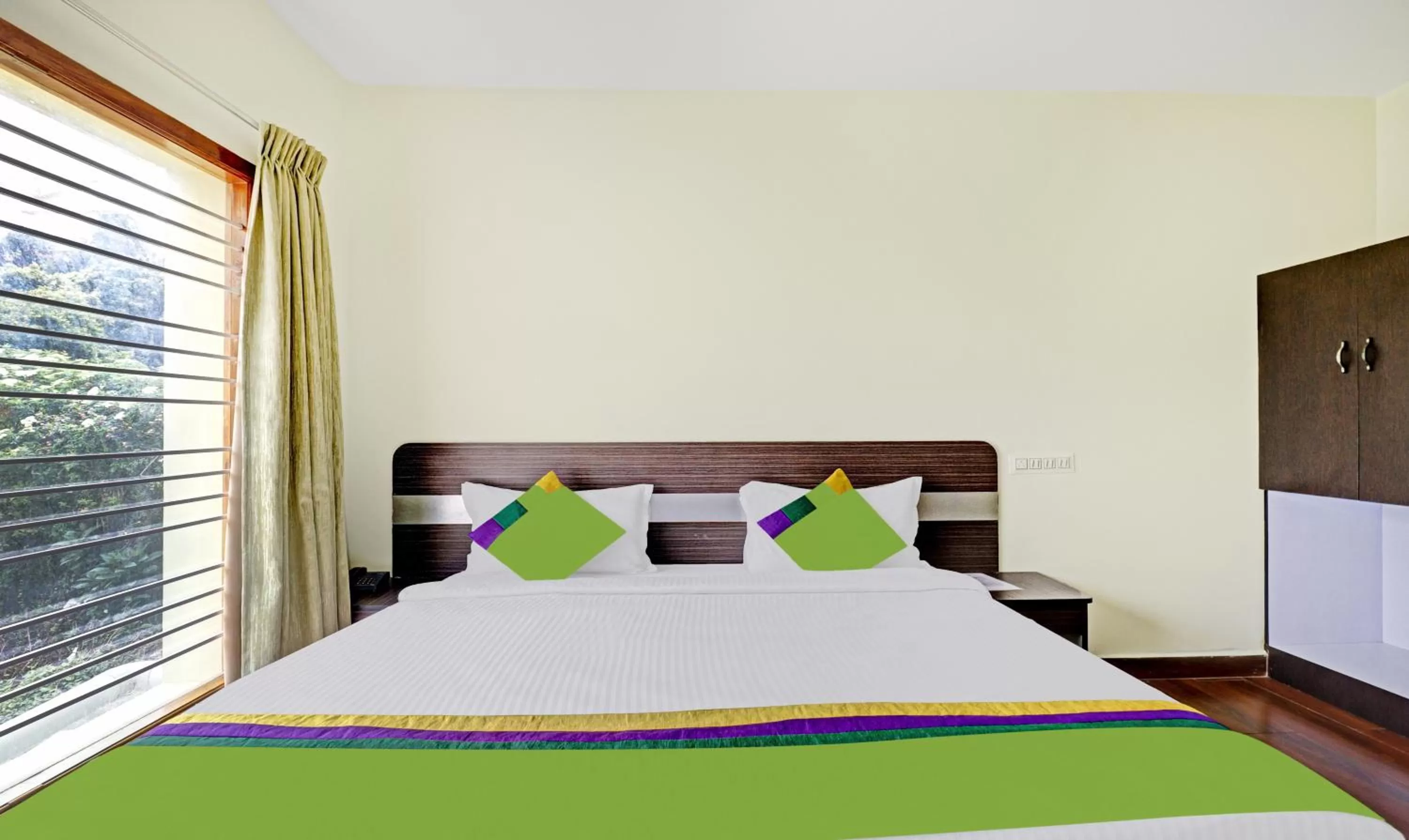 Bedroom, Bed in Treebo Aall Season