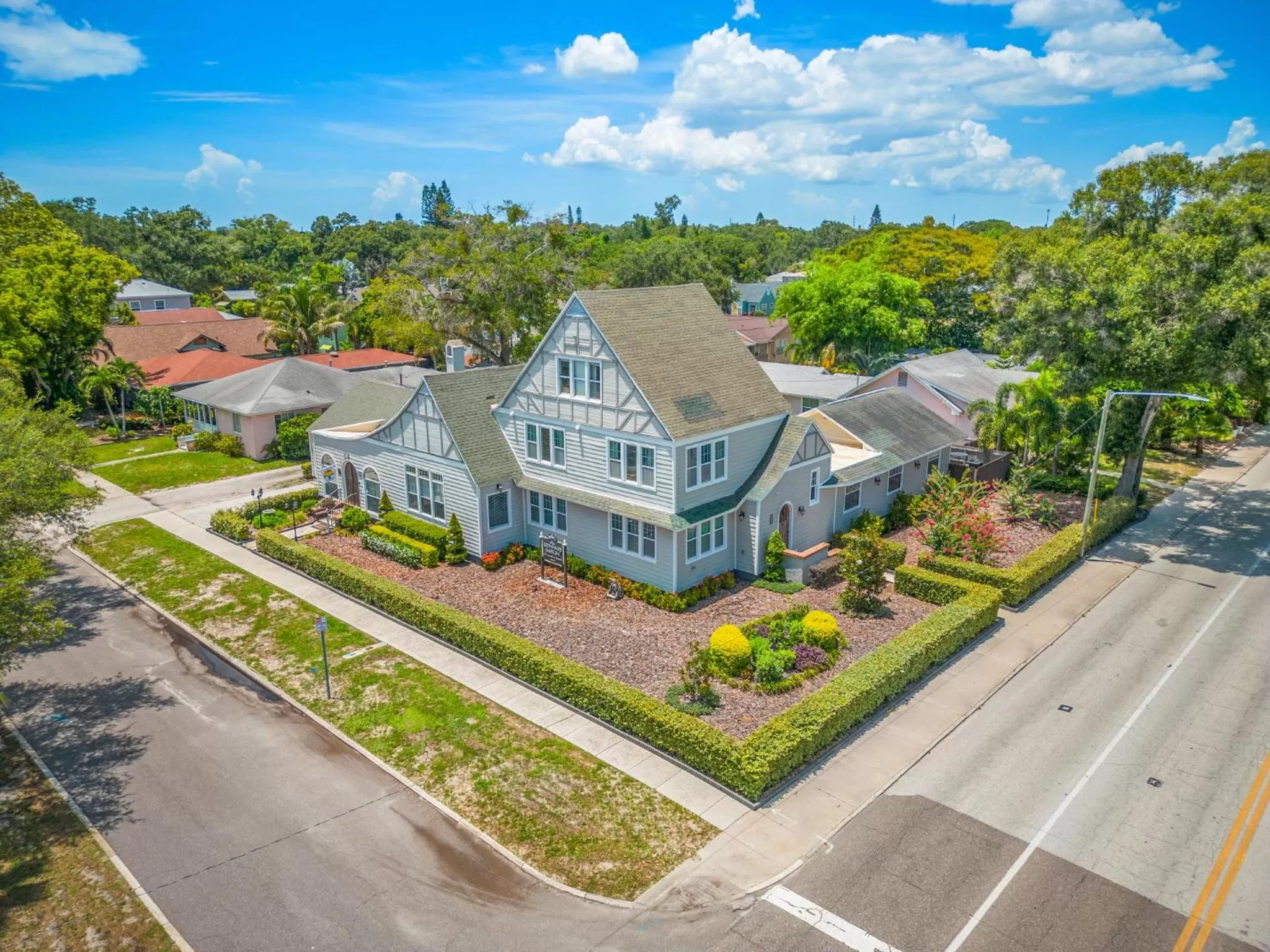 Property building, Bird's-eye View in The Kenwood Gables