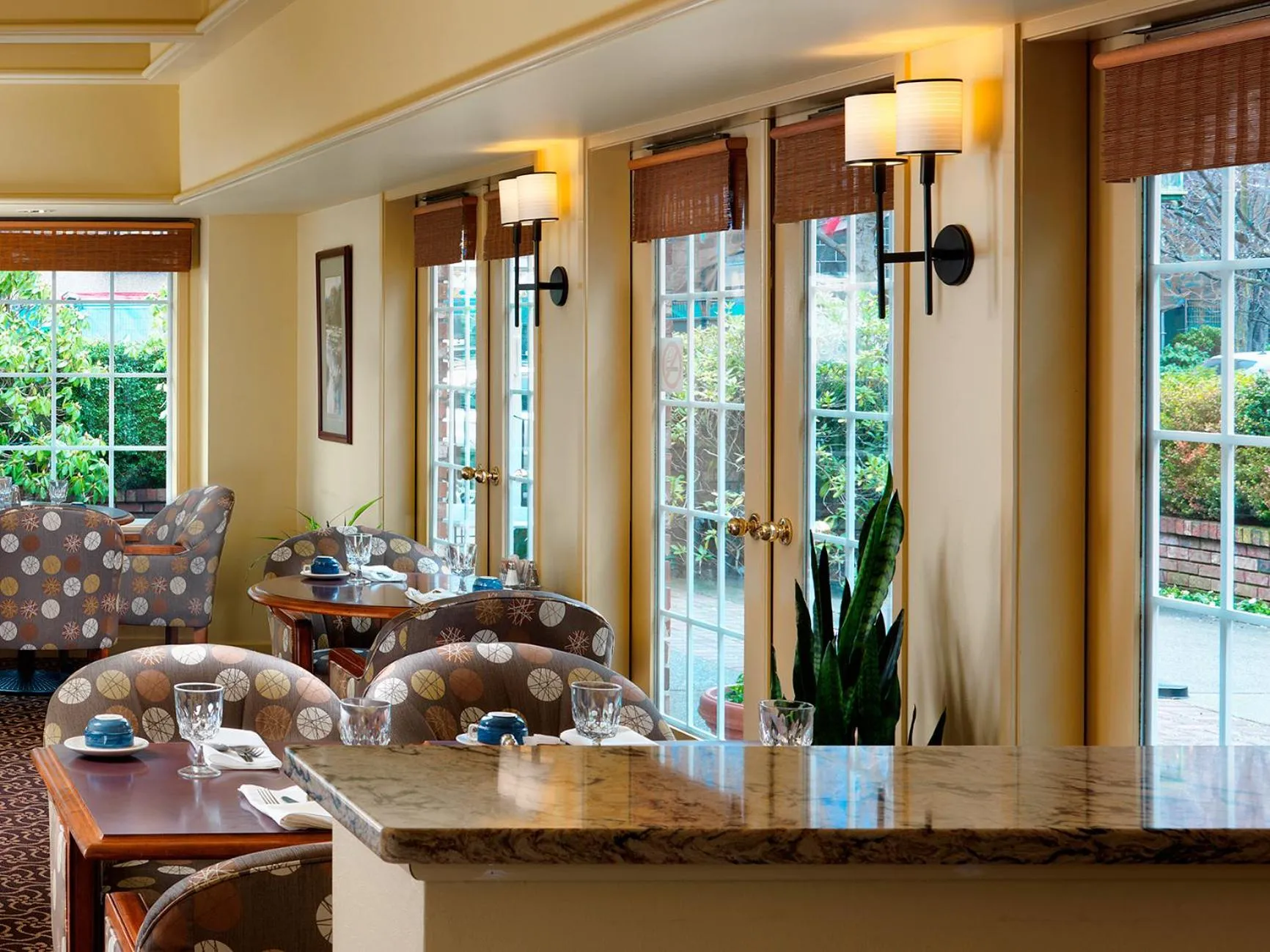 Restaurant/places to eat in Royal Scot Hotel & Suites