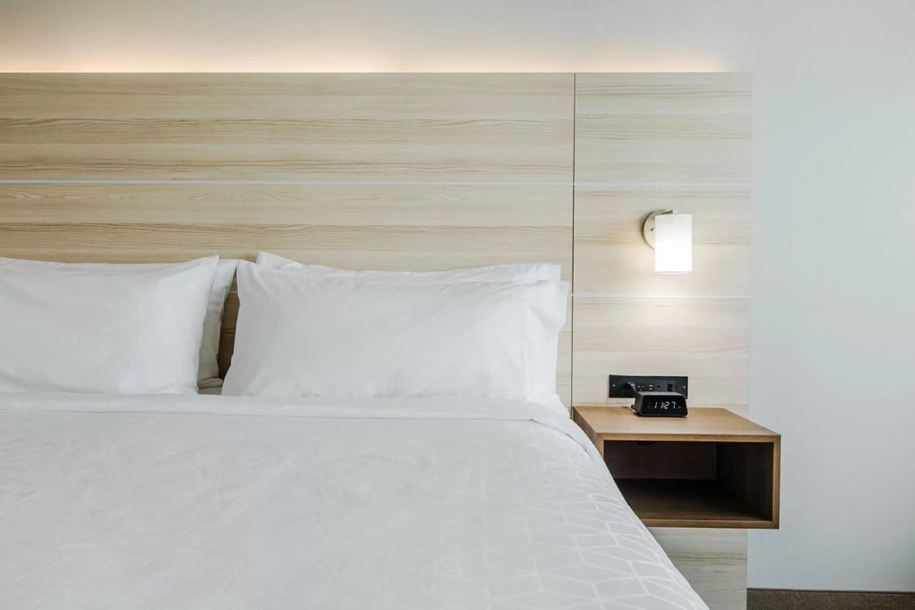 Photo of the whole room, Bed in Holiday Inn Express & Suites Edmonton N - St Albert by IHG