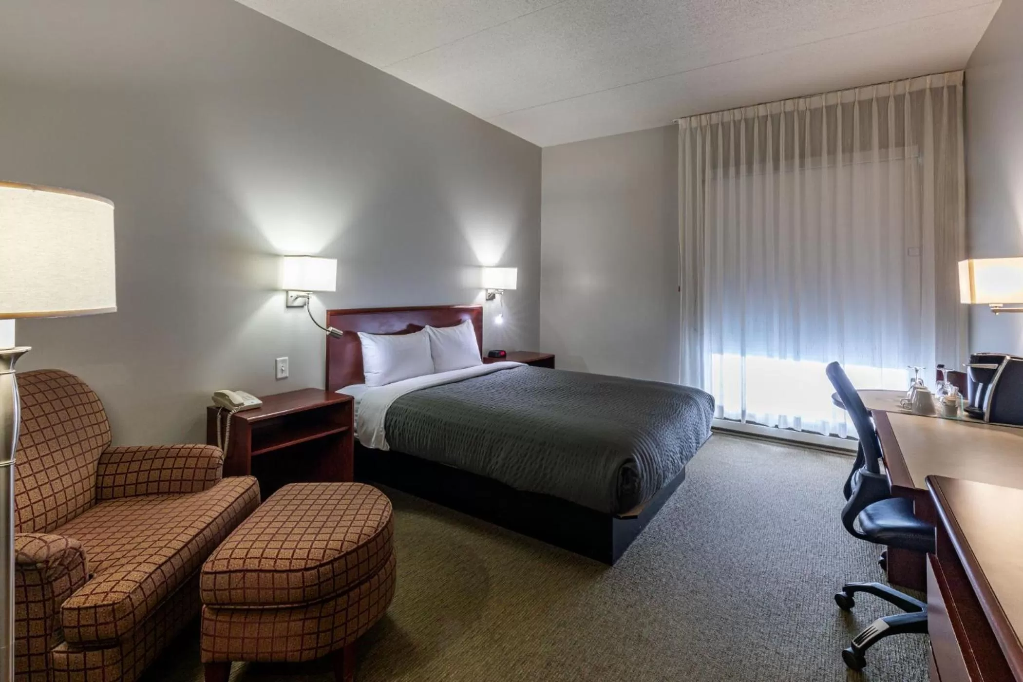 Bed in Hôtel & Suites Normandin Québec