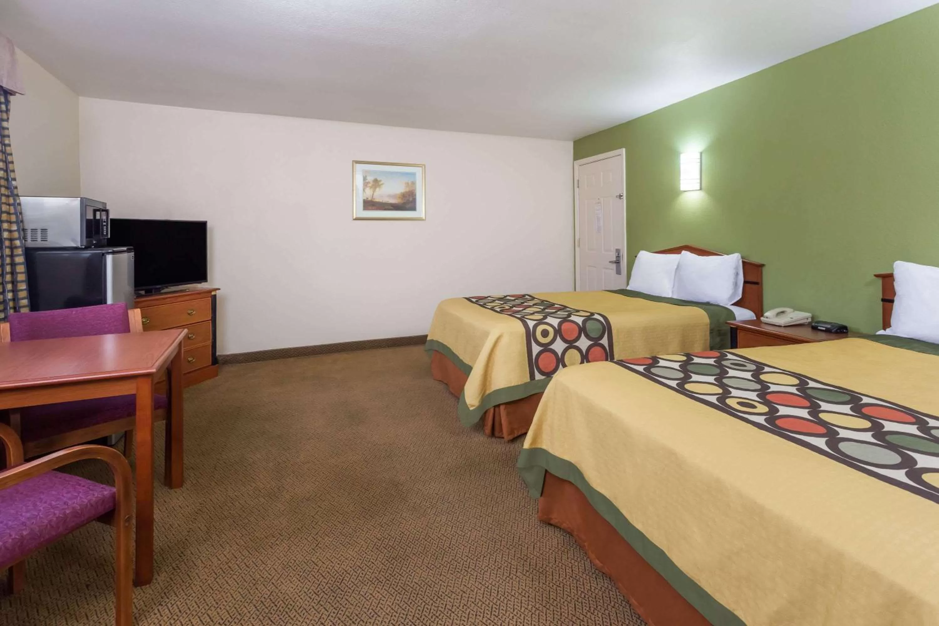 Photo of the whole room, Bed in Knights Inn Franklin Ave Waco