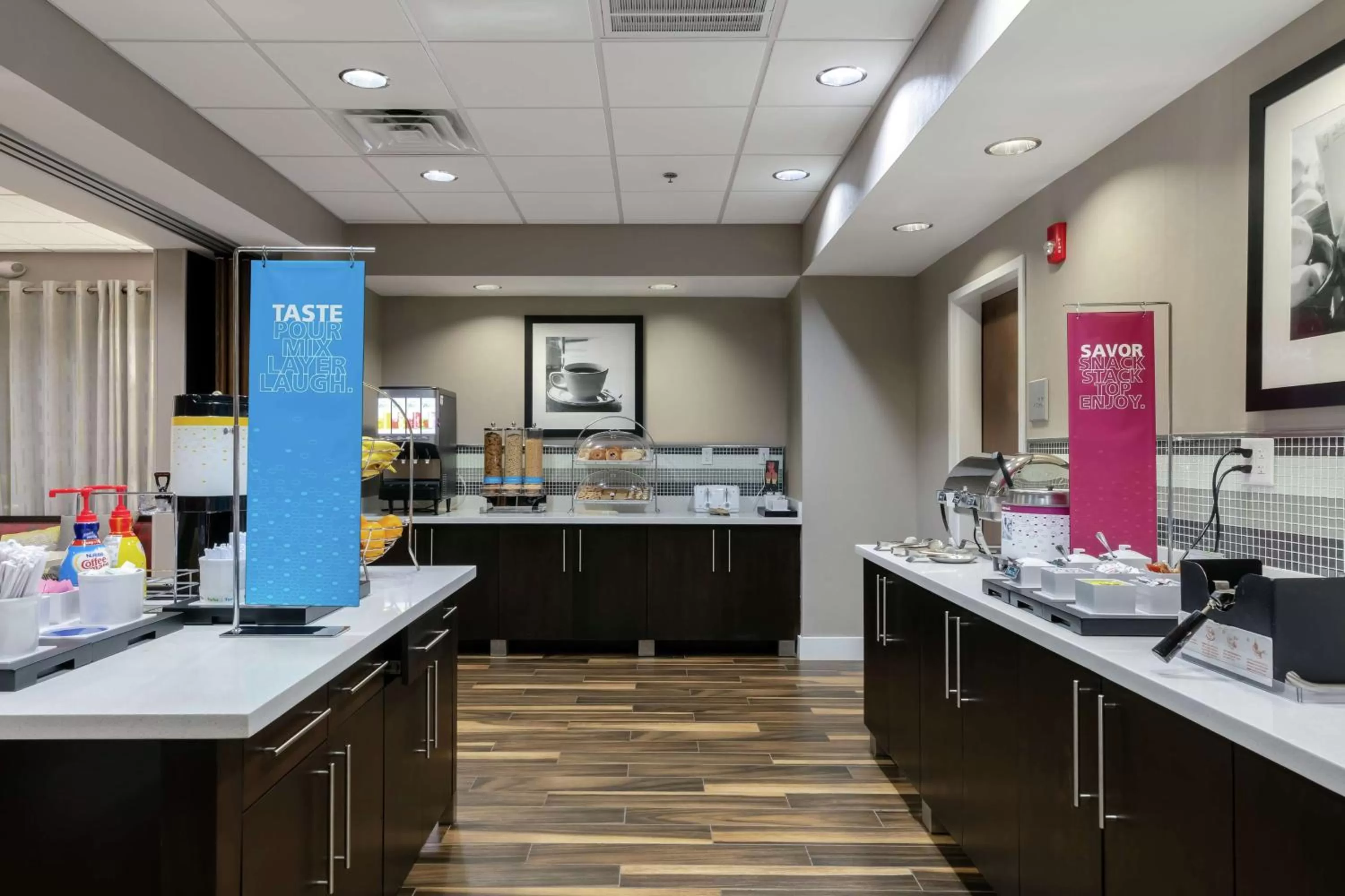 Dining area in Hampton Inn Emerson - Lakepoint, Ga