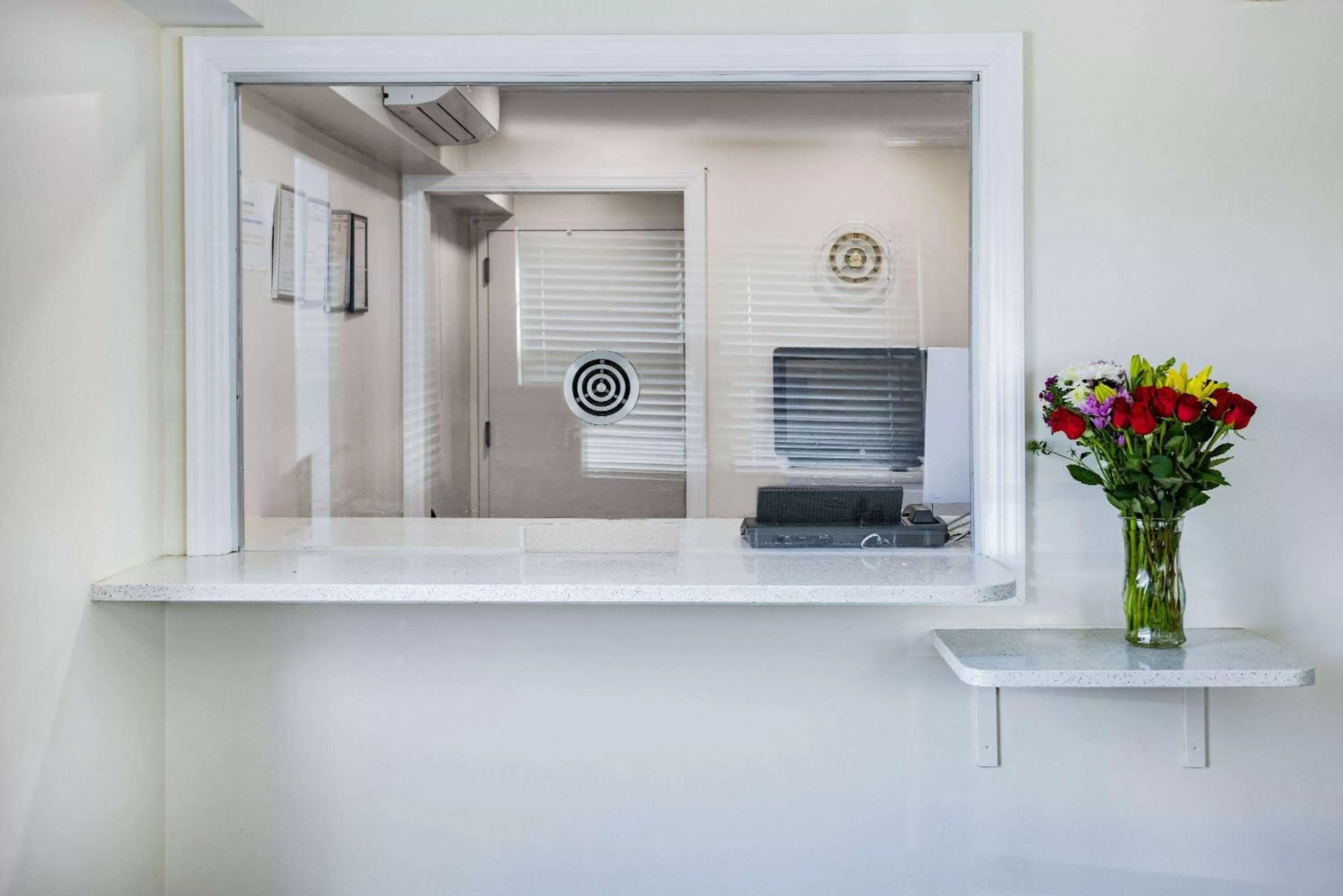 Lobby or reception in Super 8 by Wyndham Lindenhurst