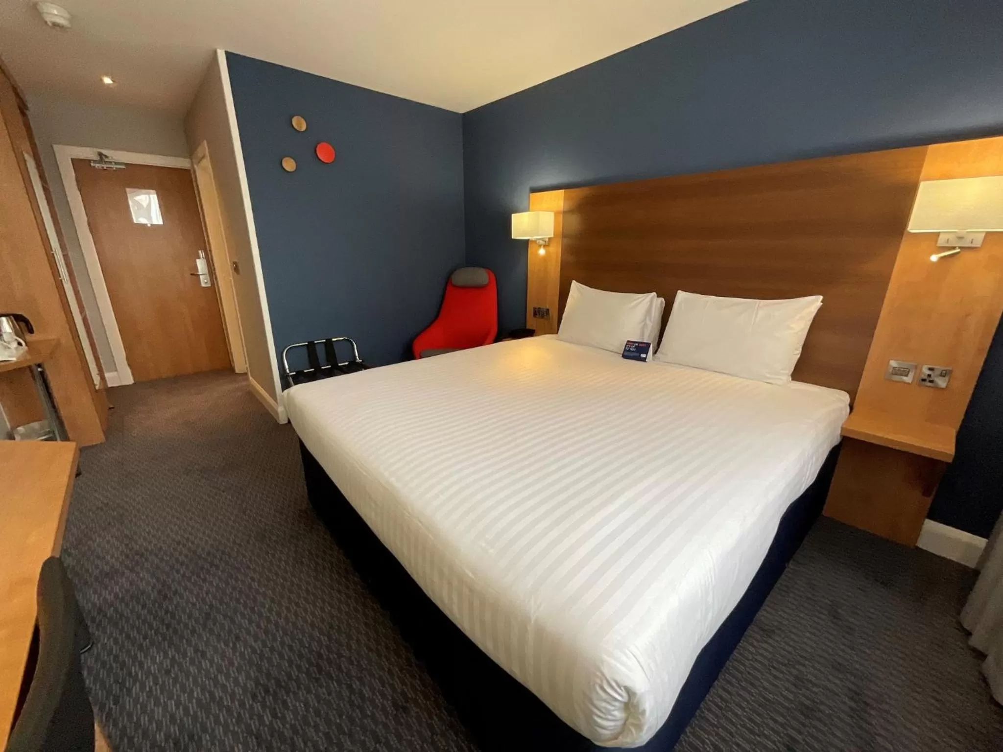 Photo of the whole room, Bed in Holiday Inn Express Nuneaton by IHG