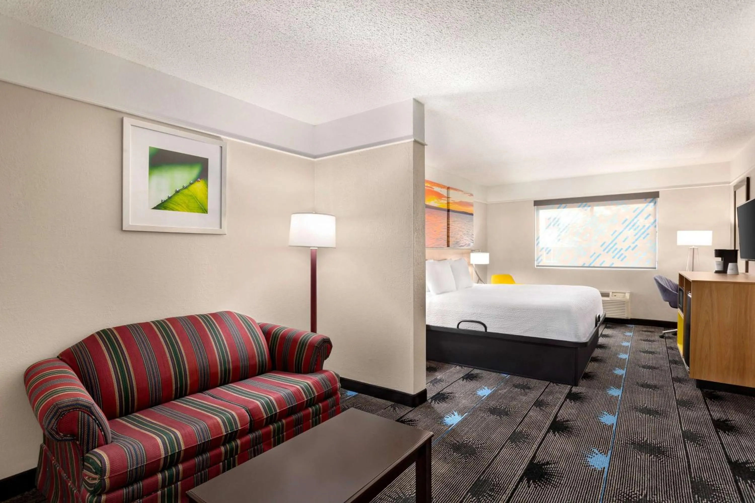 Photo of the whole room, Bed in Days Inn by Wyndham Kansas City International Airport