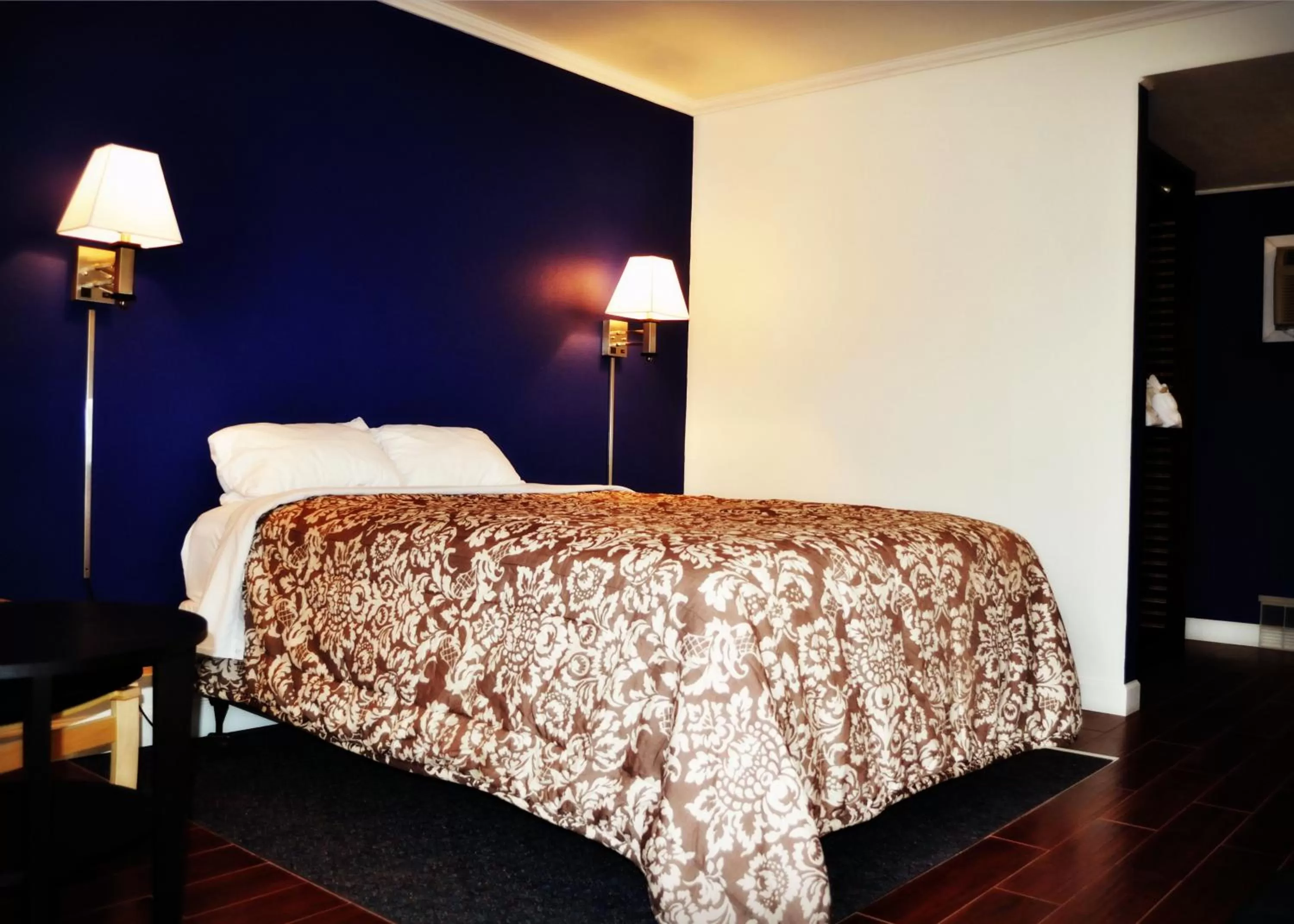 Bed in Town House Motel