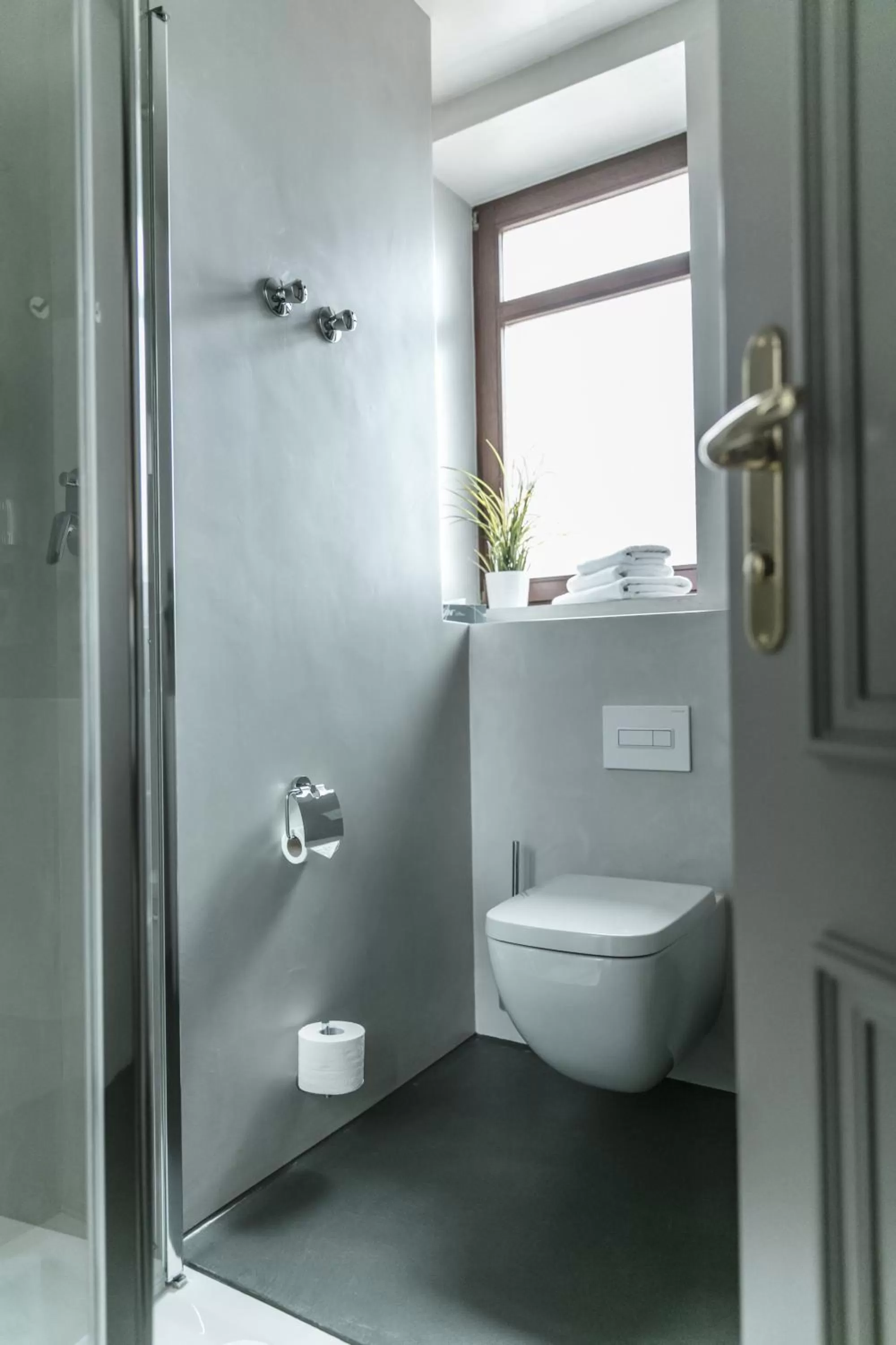 Shower in alexxanders Hotel & Boardinghouse, Restaurant