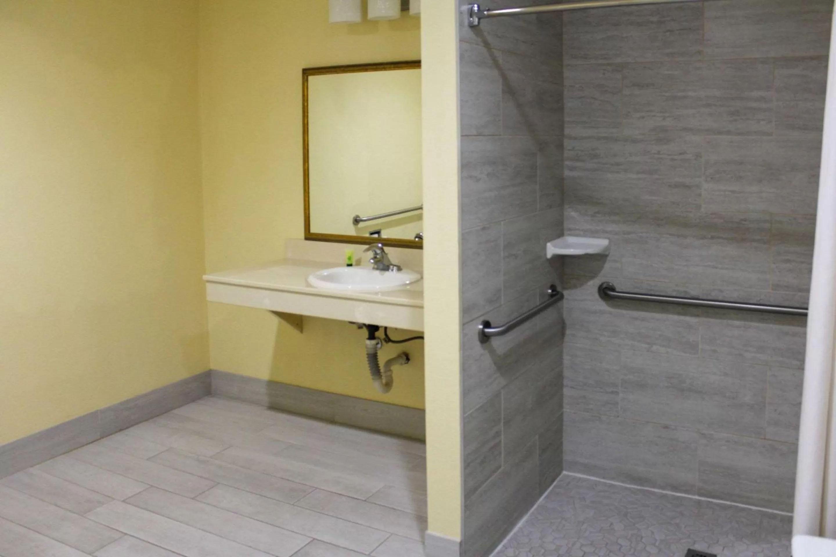 Bedroom in Rodeway Inn Medford South I-5