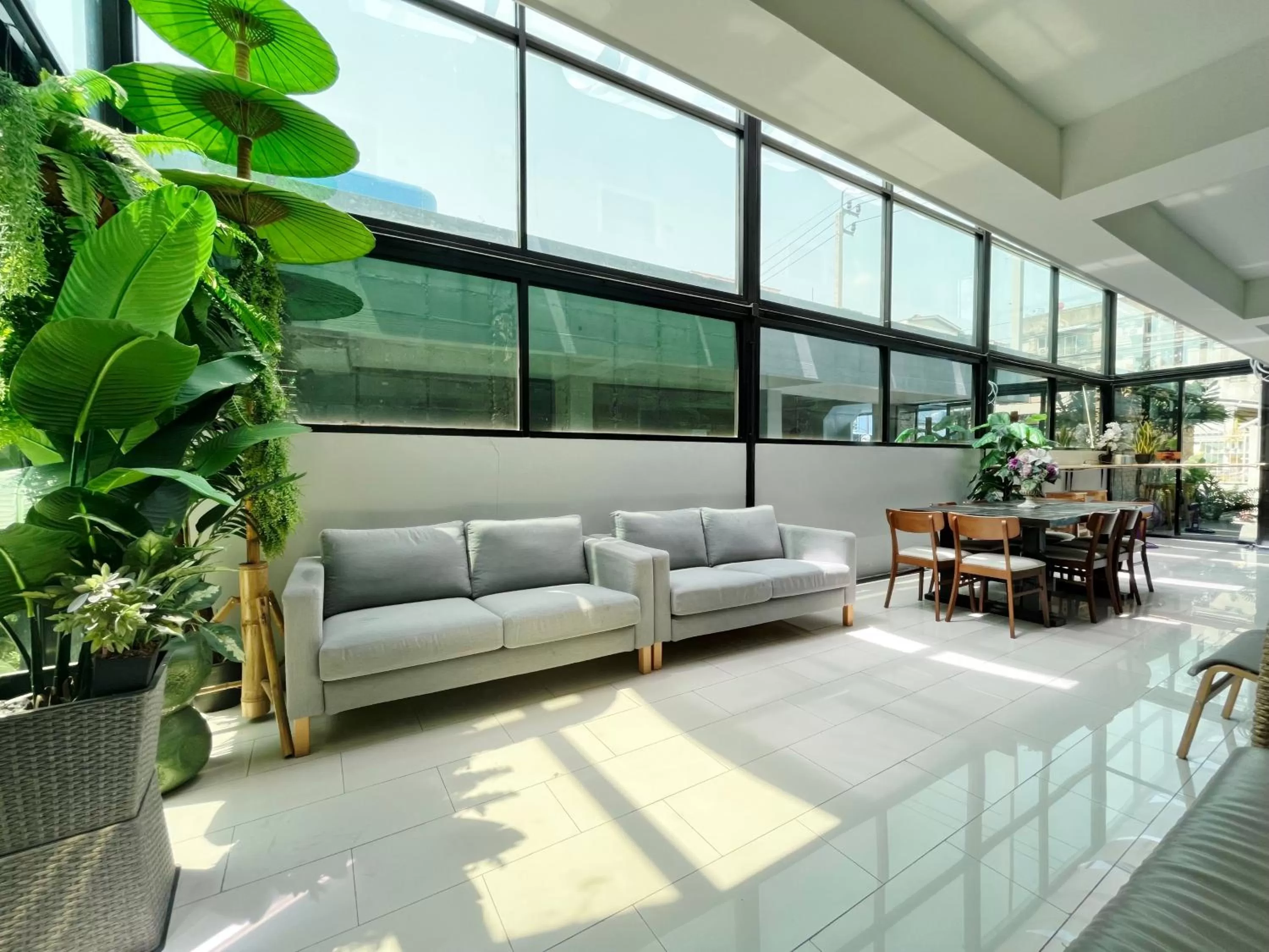 Living room in RoomQuest Bangkok Don Mueang Airport