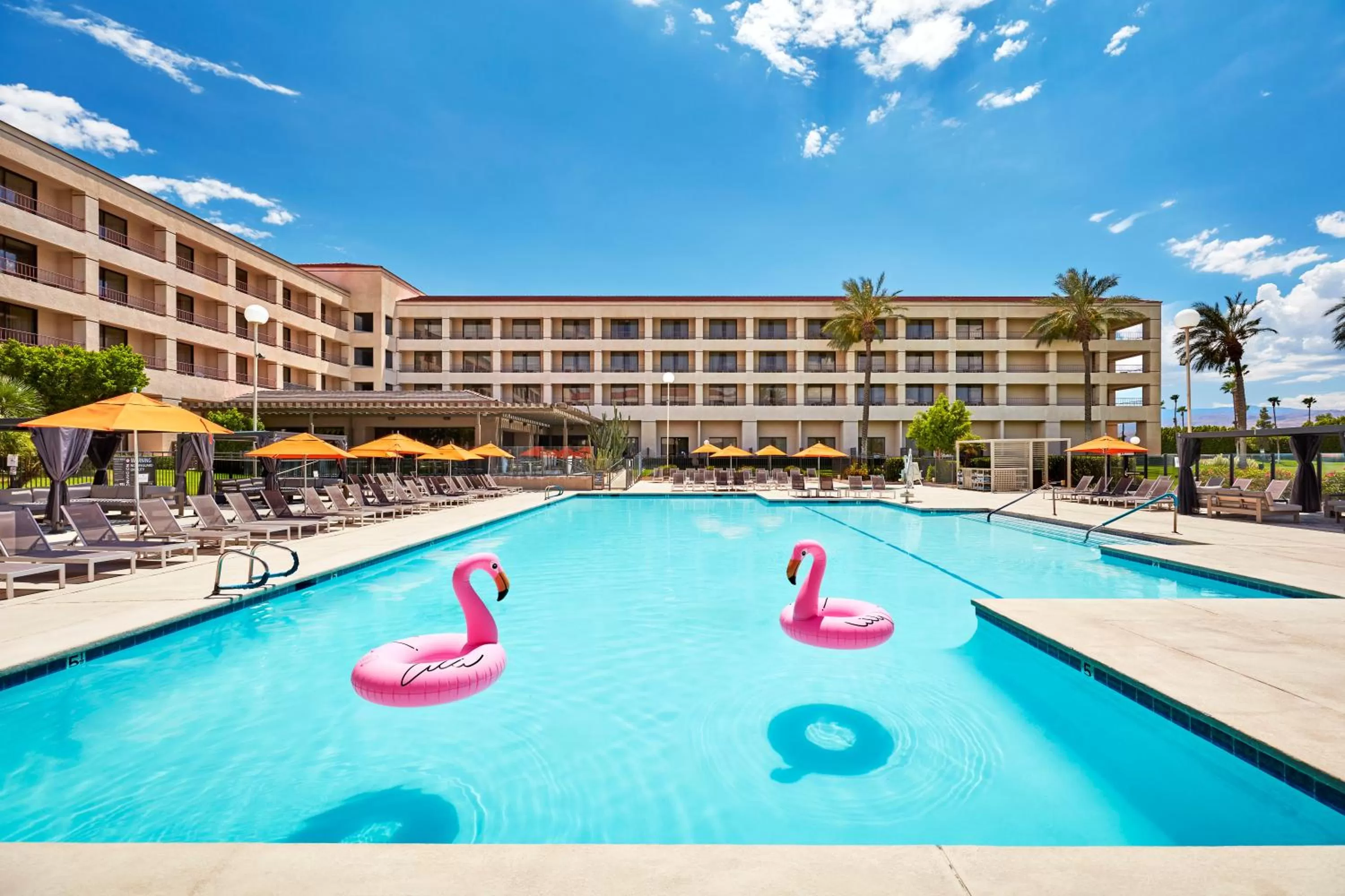 Pool view in DoubleTree by Hilton Golf Resort Palm Springs