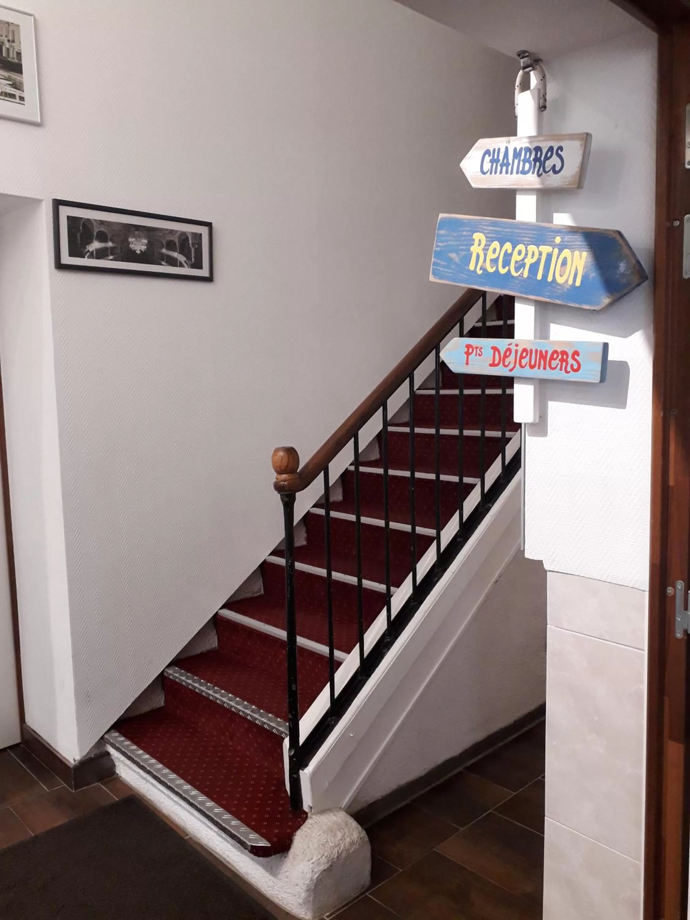 Lobby or reception in Le National Sète Centre Gare,Ascenseur