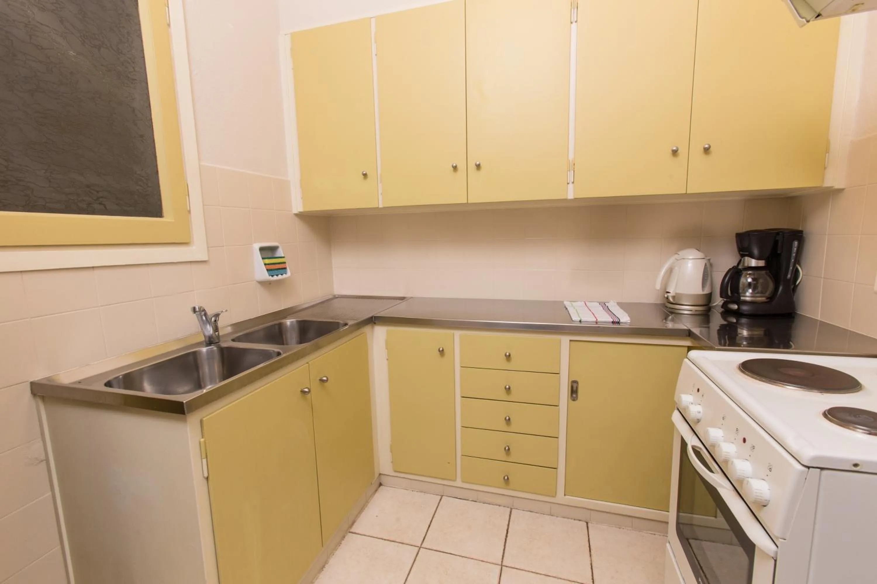 Coffee/tea facilities in Delice Hotel - Family Apartments