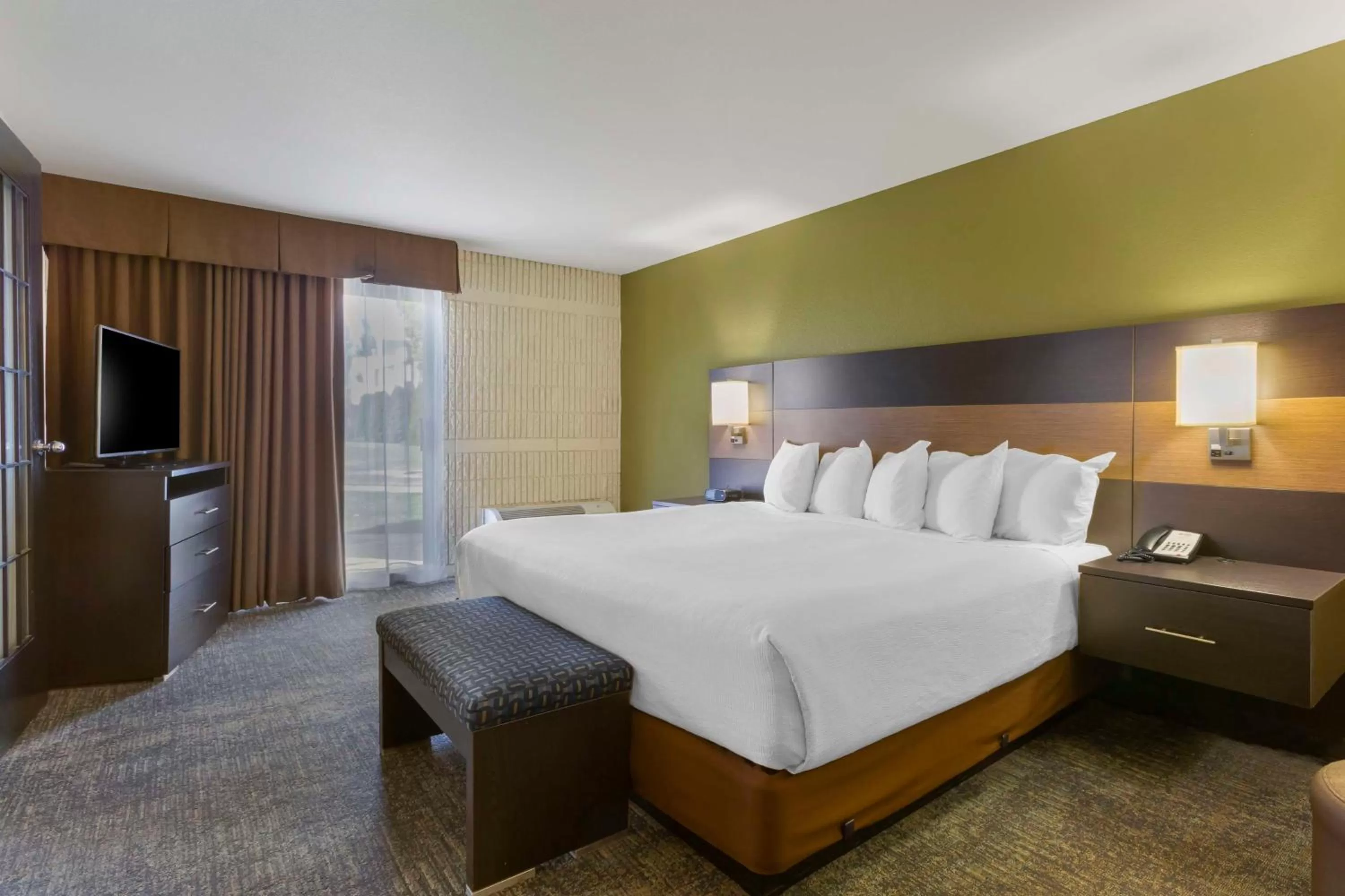 Photo of the whole room, Bed in Best Western Plus University Inn