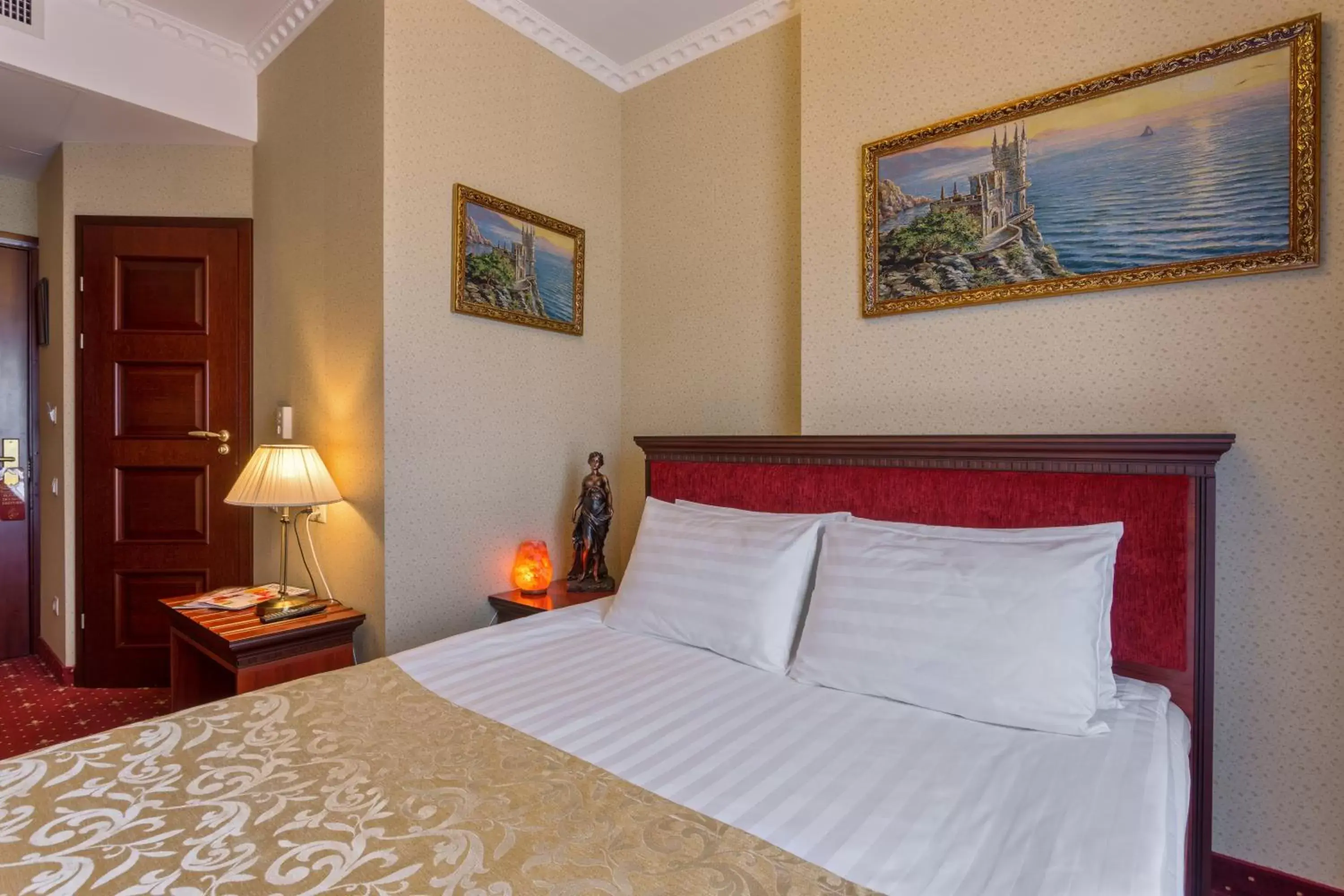 Two-Bedroom Suite with French Balcony in Boutique Hotel California Two-Bedroom Suite with French Balcony in Boutique Hotel California