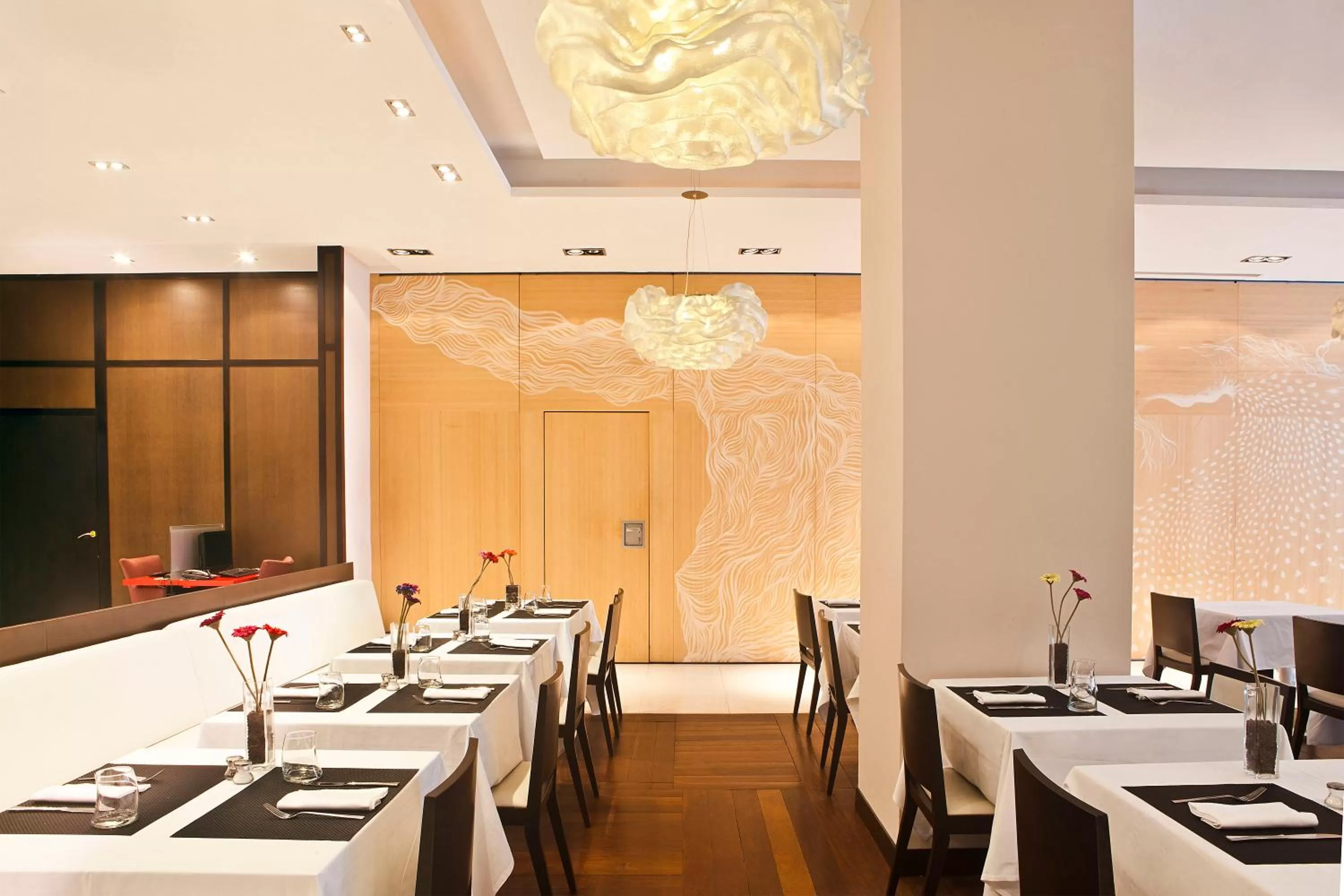 Restaurant/places to eat in Grupotel Gran Via 678