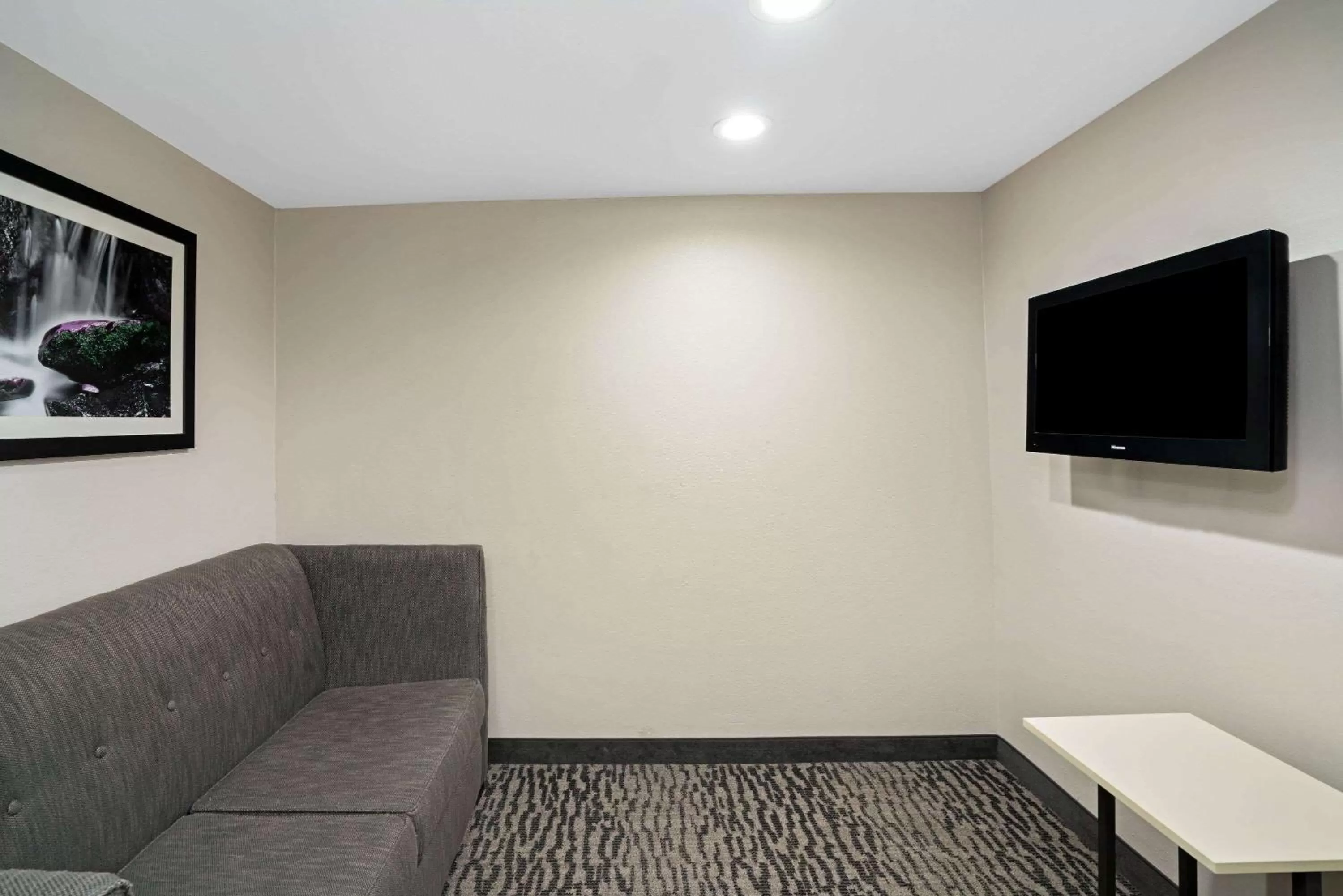 Photo of the whole room in La Quinta by Wyndham Knoxville North I-75