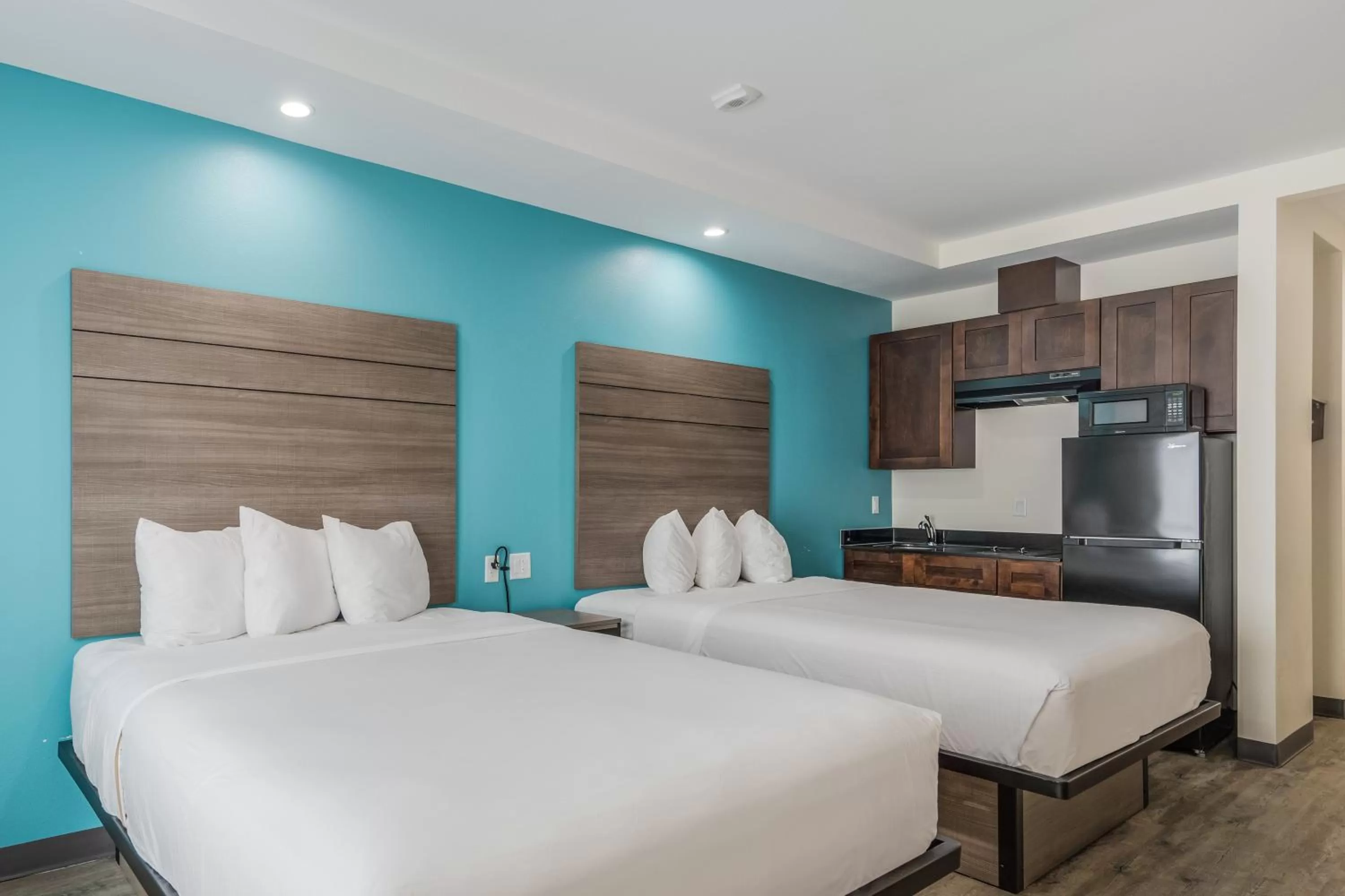 Kitchen or kitchenette, Bed in Americas Best Value Inn & Suites Katy