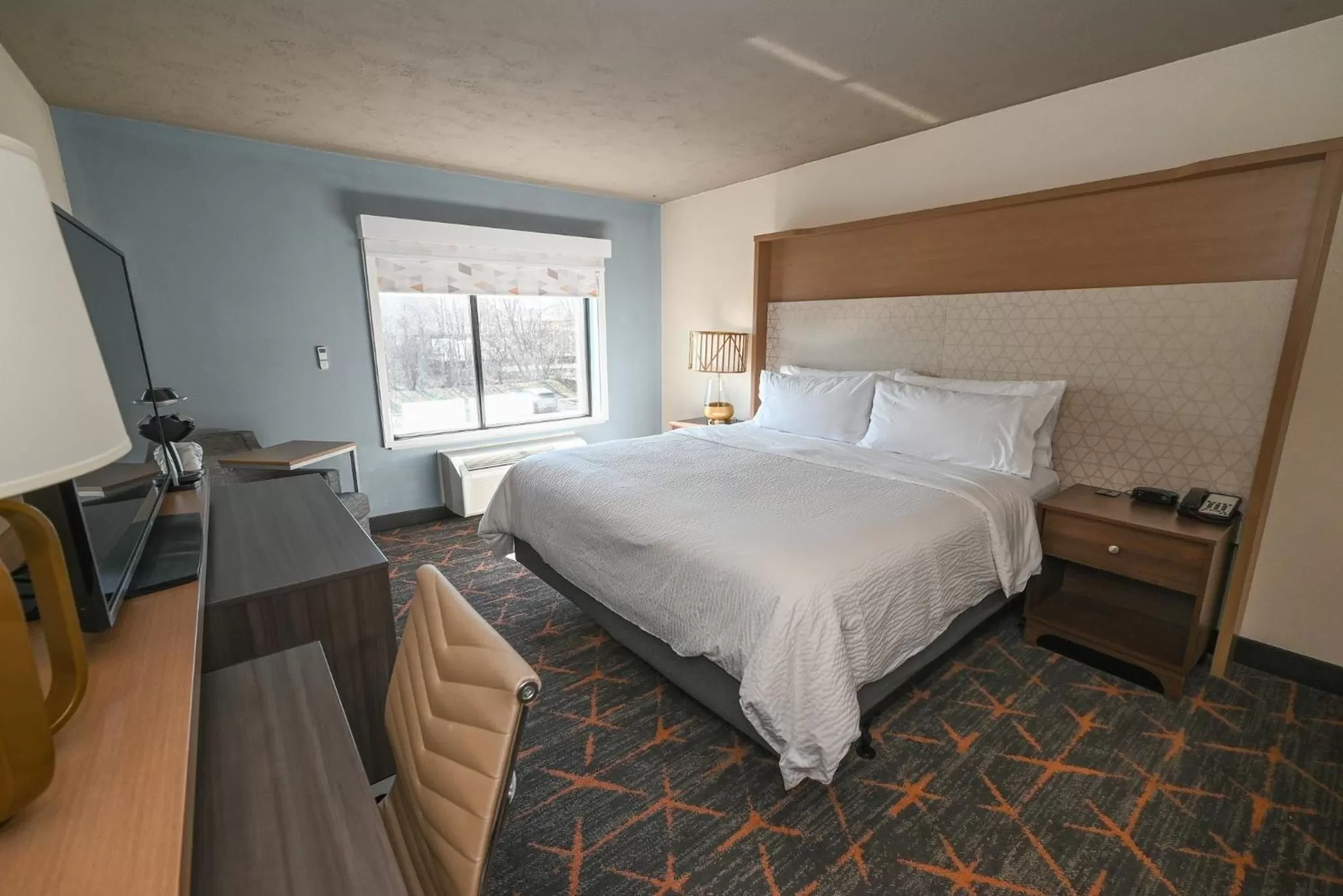 Photo of the whole room, Bed in Holiday Inn Cleveland-Mayfield by IHG