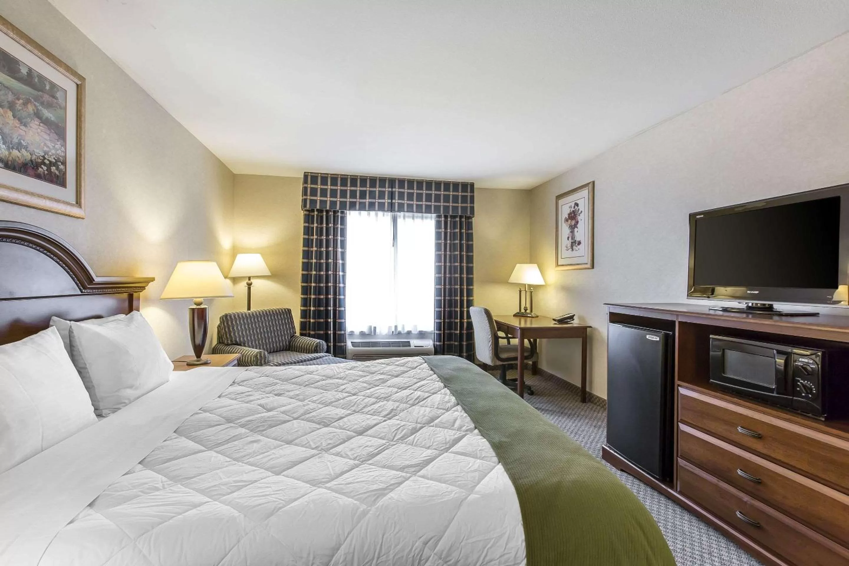 Photo of the whole room, Bed in Oasis Inn & Suites 29 Palms Hotel Joshua Tree National Park