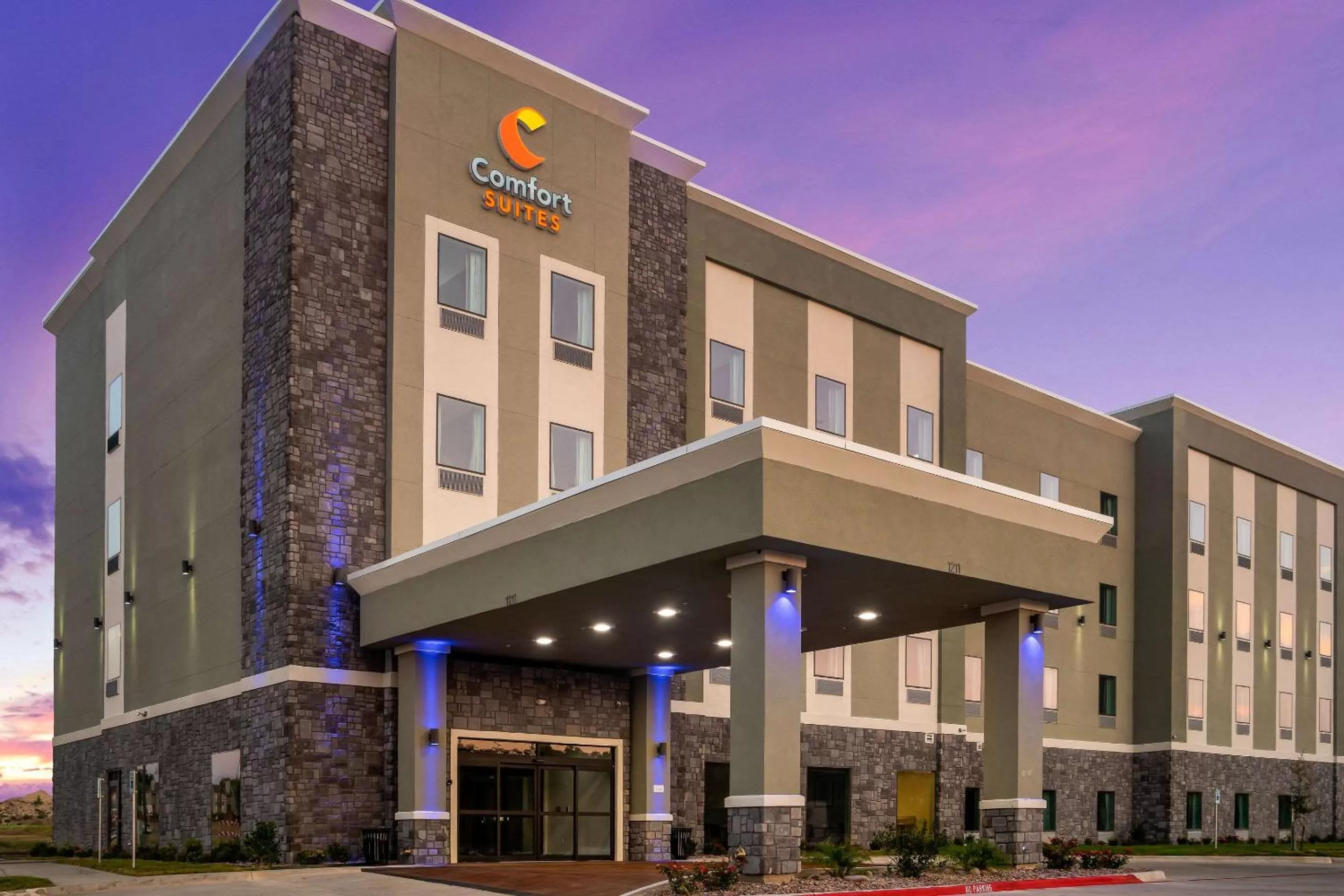 Property building in Comfort Suites DeSoto Dallas South